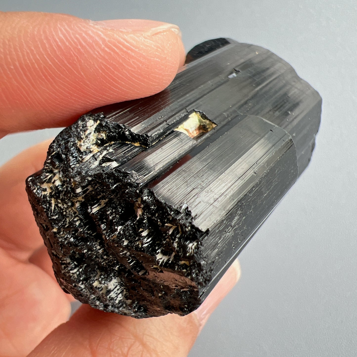 這次購入一批莫桑比克亮面精品黑碧璽原石, 有部份更是罕見的花形,每一顆都是非常精緻,紋路清晰,非常值得收藏。 黑碧璽 -可排除身上及空間的濁氣、病氣 -避邪化凶,避開不乾淨的邪物 -吸收負面能量,消除負能量