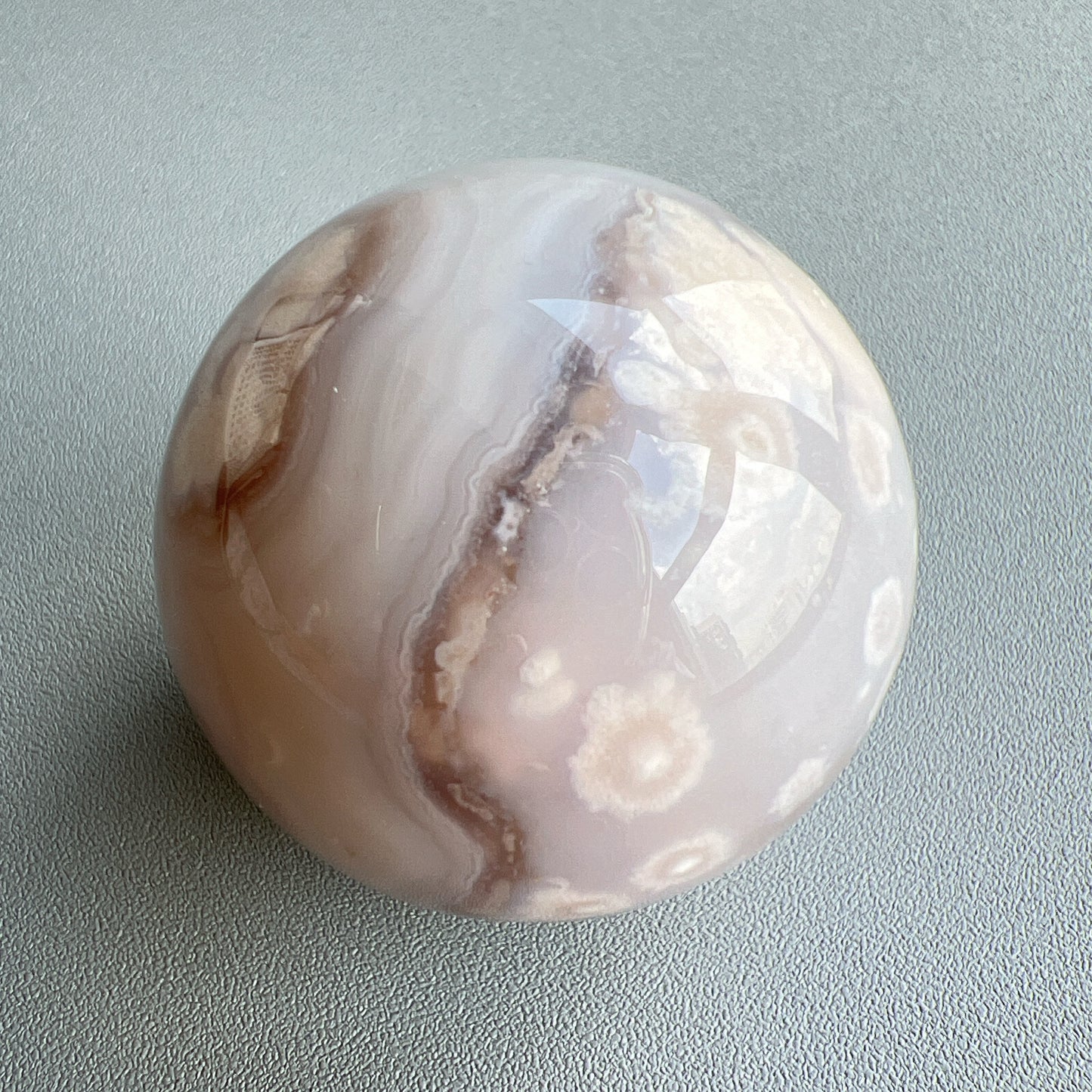 櫻花瑪瑙球
瑪瑙-Agate品種繁多,整個瑪瑙家族十分龐大。其中一種瑪瑙充滿溫柔優雅之美,深受女仕們喜愛,就是櫻花瑪瑙 - Blossoms Agate🌸
櫻花瑪瑙被視為寶石中的「第三眼」,靈性十足,象徵友善與愛心,也代表希望。
櫻花瑪瑙晶體內含粉白色、猶如朵朵盛開之櫻花的共生礦,每枝形態獨一無二,為人帶來溫柔細膩的內涵,會令人要停下來慢慢欣賞佢嘅美。
-能令人精神放鬆 ,提升睡眠質素
-瑪瑙具有平衡,穩定及保護的作用
-也是護身符及辟邪物,有保平安功效
-瑪瑙維持身心和諧,增強愛、忠誠及勇氣