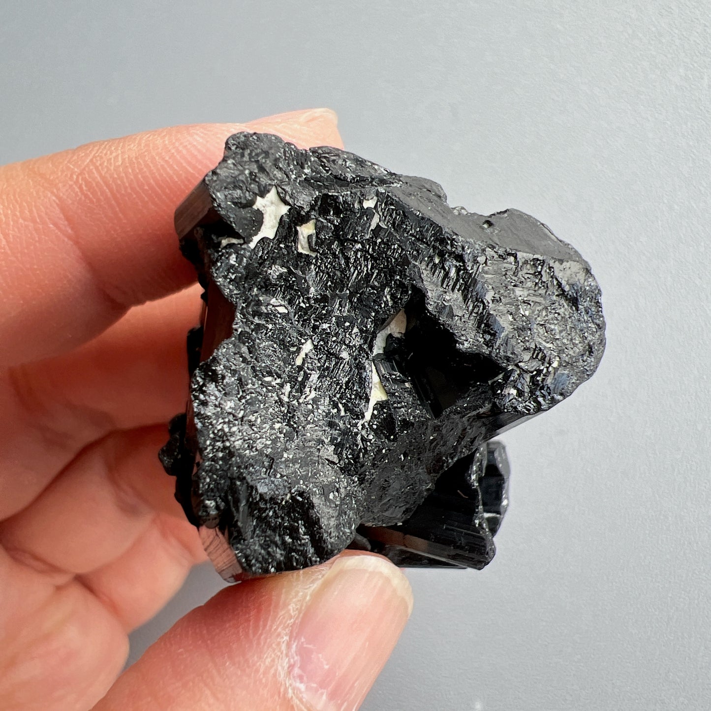 這次購入一批莫桑比克亮面精品黑碧璽原石, 有部份更是罕見的花形,每一顆都是非常精緻,紋路清晰,非常值得收藏。 黑碧璽 -可排除身上及空間的濁氣、病氣 -避邪化凶,避開不乾淨的邪物 -吸收負面能量,消除負能量