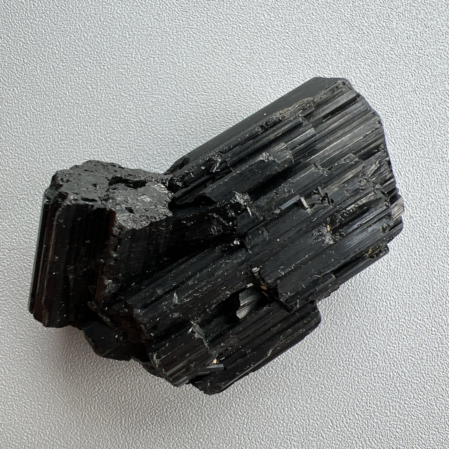 這次購入一批莫桑比克亮面精品黑碧璽原石, 有部份更是罕見的花形,每一顆都是非常精緻,紋路清晰,非常值得收藏。 黑碧璽 -可排除身上及空間的濁氣、病氣 -避邪化凶,避開不乾淨的邪物 -吸收負面能量,消除負能量