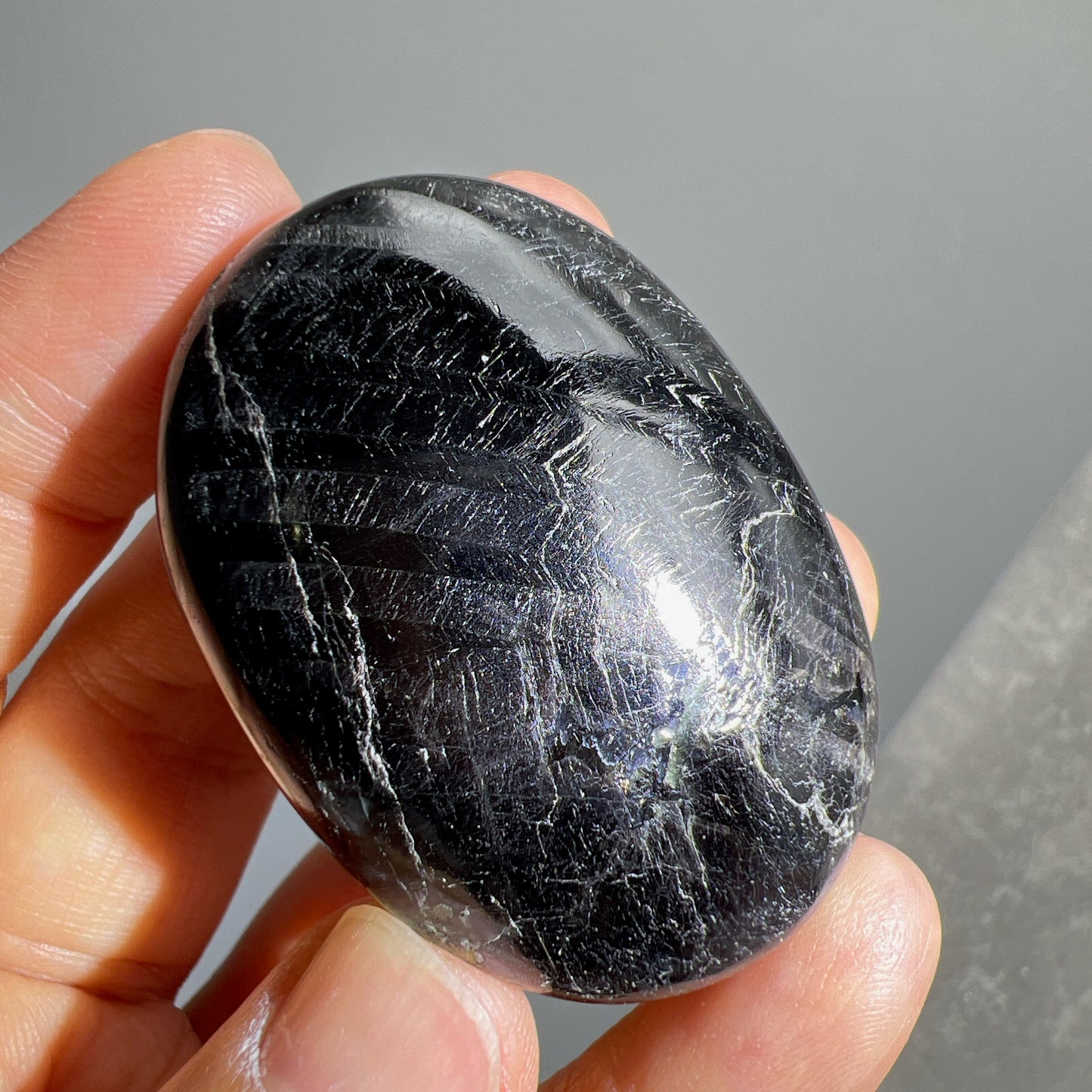 金運石/銀線石手把 金運石又名銀線石。它的英文名Hypersthene,是來自古希臘文,解作「超強力」的意思。它於古埃及時期已為皇室貴族所擁有的幸運之石,具辟邪擋災及招財之效。 亮黑的金運石在光線的照射下,閃耀著銀線紋理及金屬線眼的光輝 -辟邪化煞,保平安 -招財,招好運氣🍀 -消除負能量,改善情緒 -增強生命力,恢復精神和體力 -加強行動力,增強領袖魅力