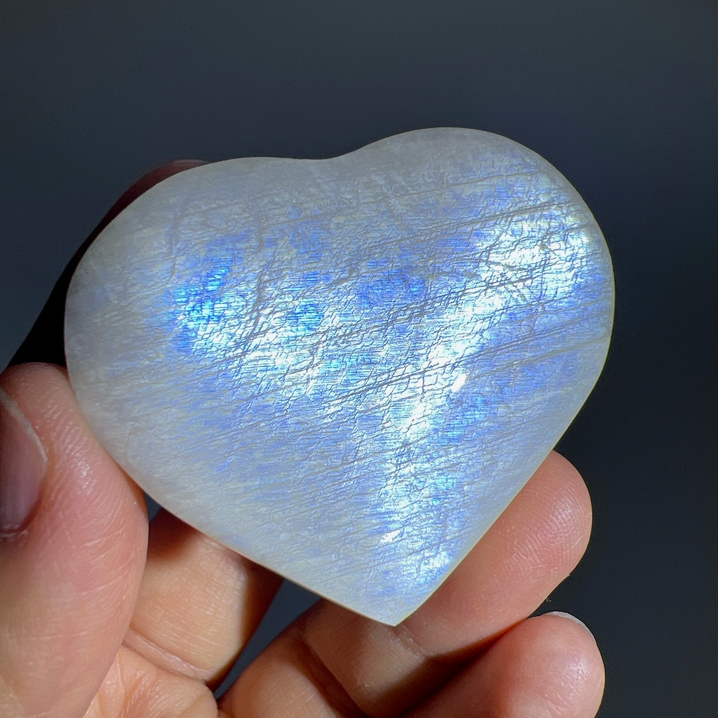 月亮石又名月光石 -是六月幸運誕生石:象徵健康、富貴 -有助穩定情緒和緩解負面情緒 -有助性格較衝動、說話率直的人變得較柔和 -放鬆身心,重拾平靜和諧 -能潤滑感情,是解決情侶紛爭的晶石