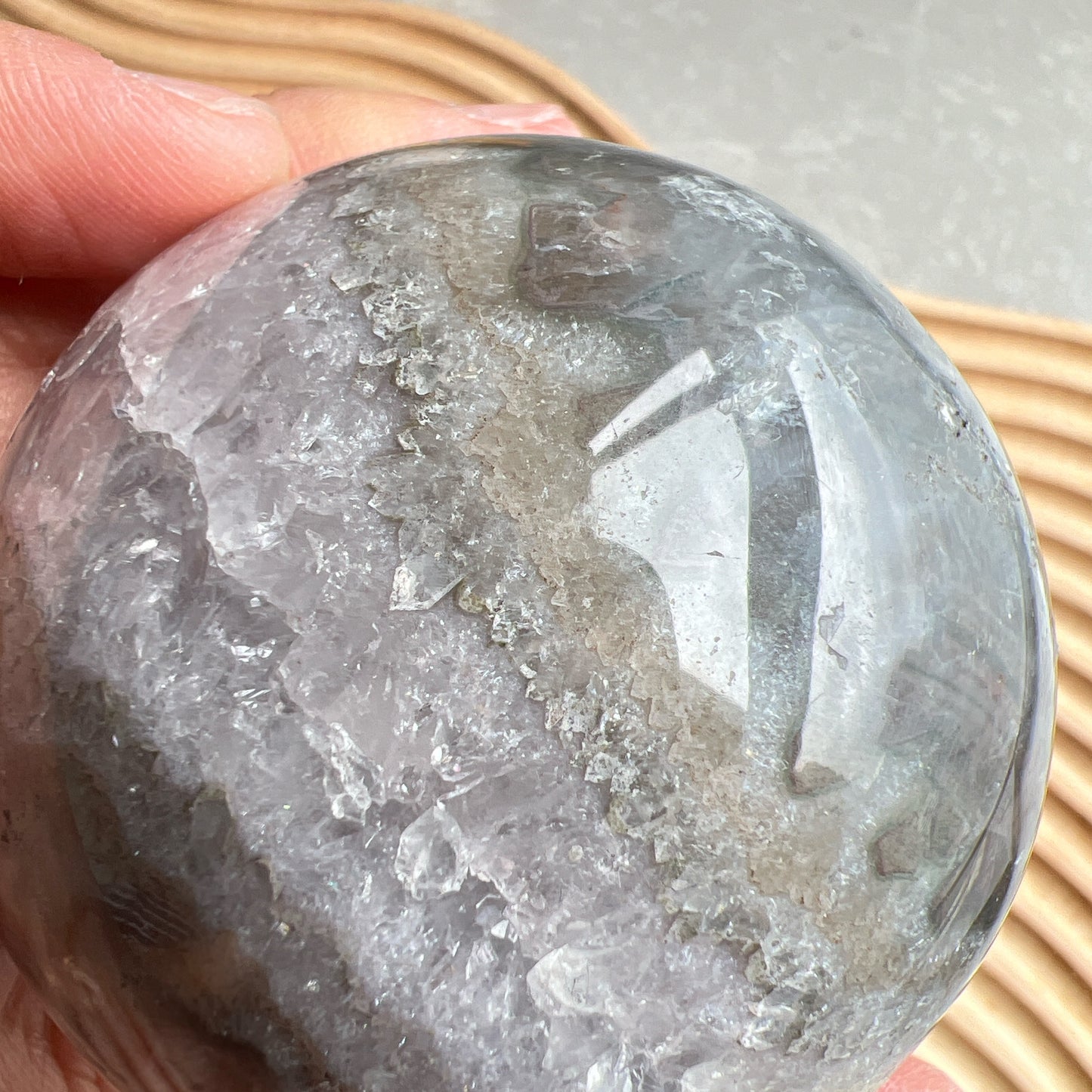 巴西紫晶開口笑球
這是一個全晶體,冇任何石皮,淡淡嘅丁香紫色,閃閃嘅晶牙,
水晶球背後還共生少量方解石。
開口笑水晶簇球是一種很多人喜愛的風水石,有招財聚財,招貴人之效用,如果想放置的位置唔容許擺設大型晶洞,這種開口笑一定會是最佳選擇😊
紫晶,一向代表著智慧,加強決策力,利人緣,對舒緩緊張情緒有幫助,促進問題解決。