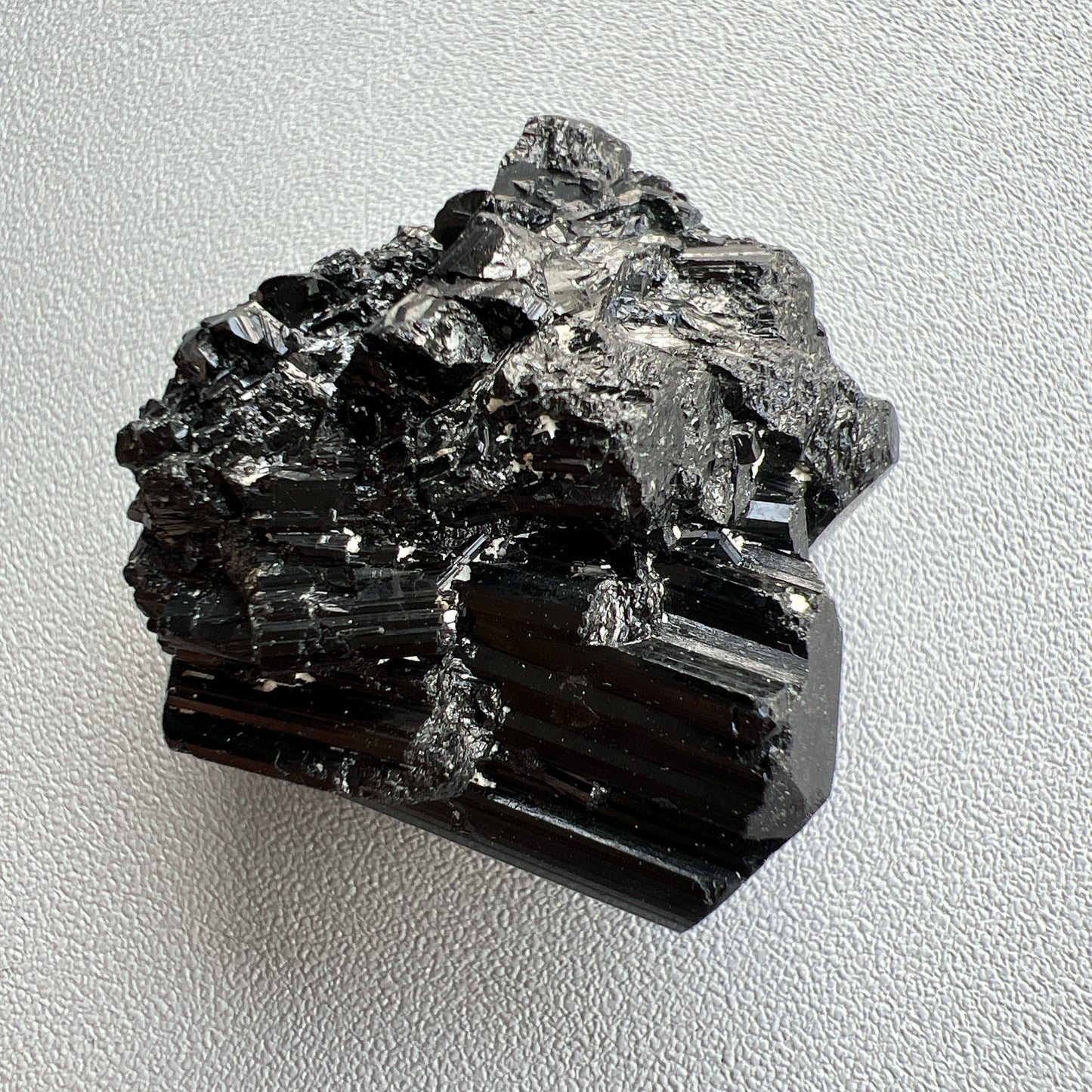 這次購入一批莫桑比克亮面精品黑碧璽原石, 有部份更是罕見的花形,每一顆都是非常精緻,紋路清晰,非常值得收藏。 黑碧璽 -可排除身上及空間的濁氣、病氣 -避邪化凶,避開不乾淨的邪物 -吸收負面能量,消除負能量