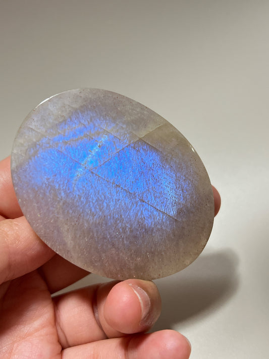 |月亮石的靈性守護
月亮石(Moonstone)又名月光石,亦是六月的幸運誕生石,象徵著健康、富貴與美好的守護:
情緒的穩定劑: 有助於安撫內心的起伏,緩解壓力和負面情緒。
柔化氣場: 適合性格較衝動、說話率直的人,幫助我們在表達時變得更柔和、更具包容力。
放鬆身心: 協助釋放身體與心靈的緊繃,重拾內心的平靜與和諧。
情感的潤滑劑: 溫柔的光芒能滋養親密關係,是守護愛情、化解情侶間小小紛爭的經典晶石。