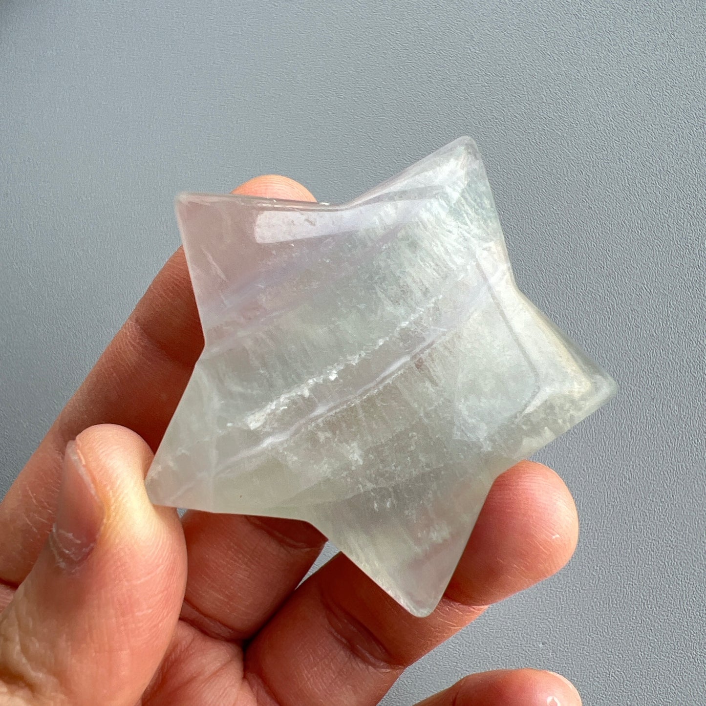 螢石星星 ⭐️
螢石是不可或缺的晶石之一,除左螢石有豐富嘅色彩和好高的觀賞價值之外,放她在工作枱亦都可以時時刻刻緩解煩躁的情緒,有助減低壓力,去除人體積累的負能量,同時亦可以減低電子器材發出的輻射。
綠螢石可幫助消除焦慮的消極感受,亦提高了冷靜思考和應對的能力。
紫螢石適合從事思考的工作者,讓思考更敏銳。