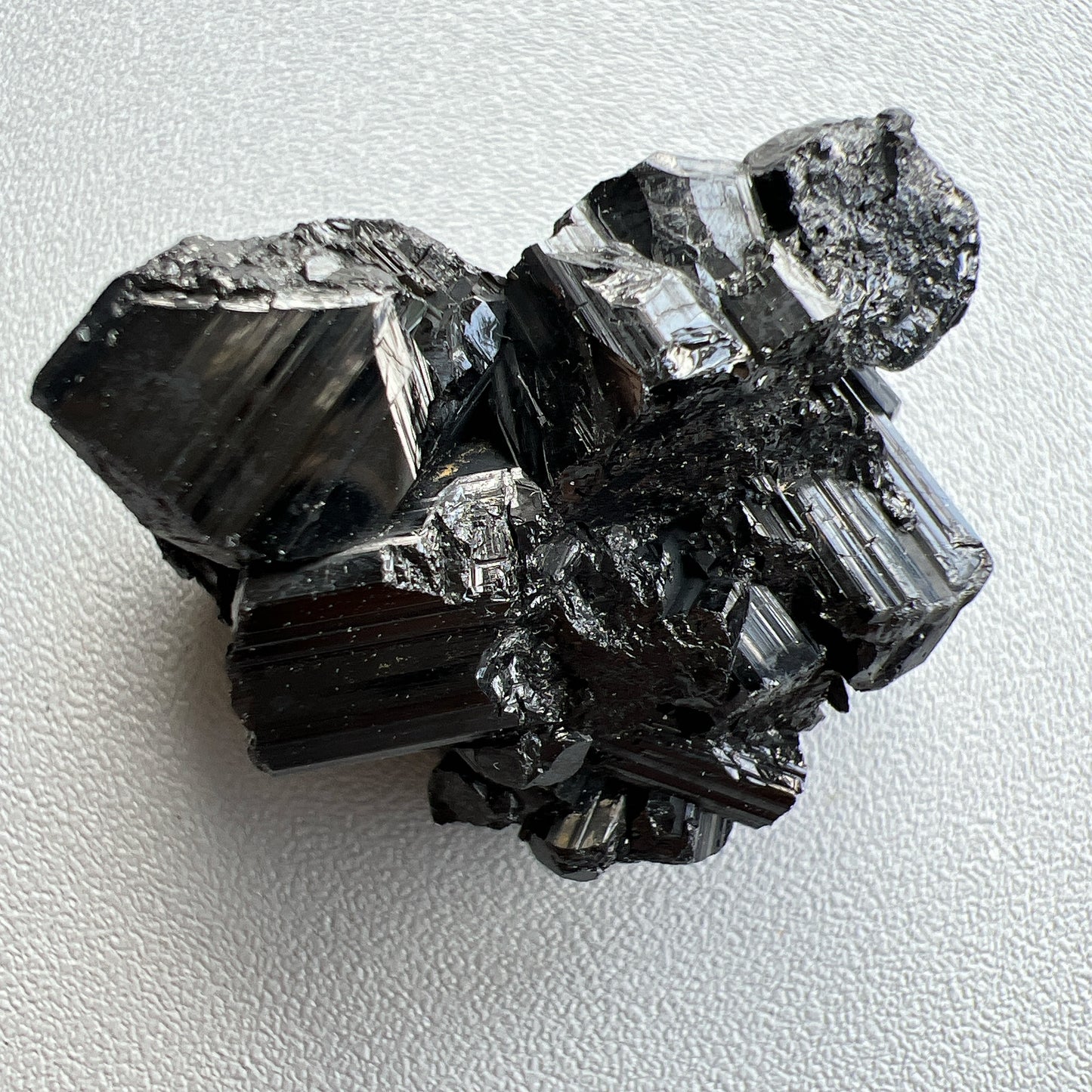 這次購入一批莫桑比克亮面精品黑碧璽原石, 有部份更是罕見的花形,每一顆都是非常精緻,紋路清晰,非常值得收藏。 黑碧璽 -可排除身上及空間的濁氣、病氣 -避邪化凶,避開不乾淨的邪物 -吸收負面能量,消除負能量