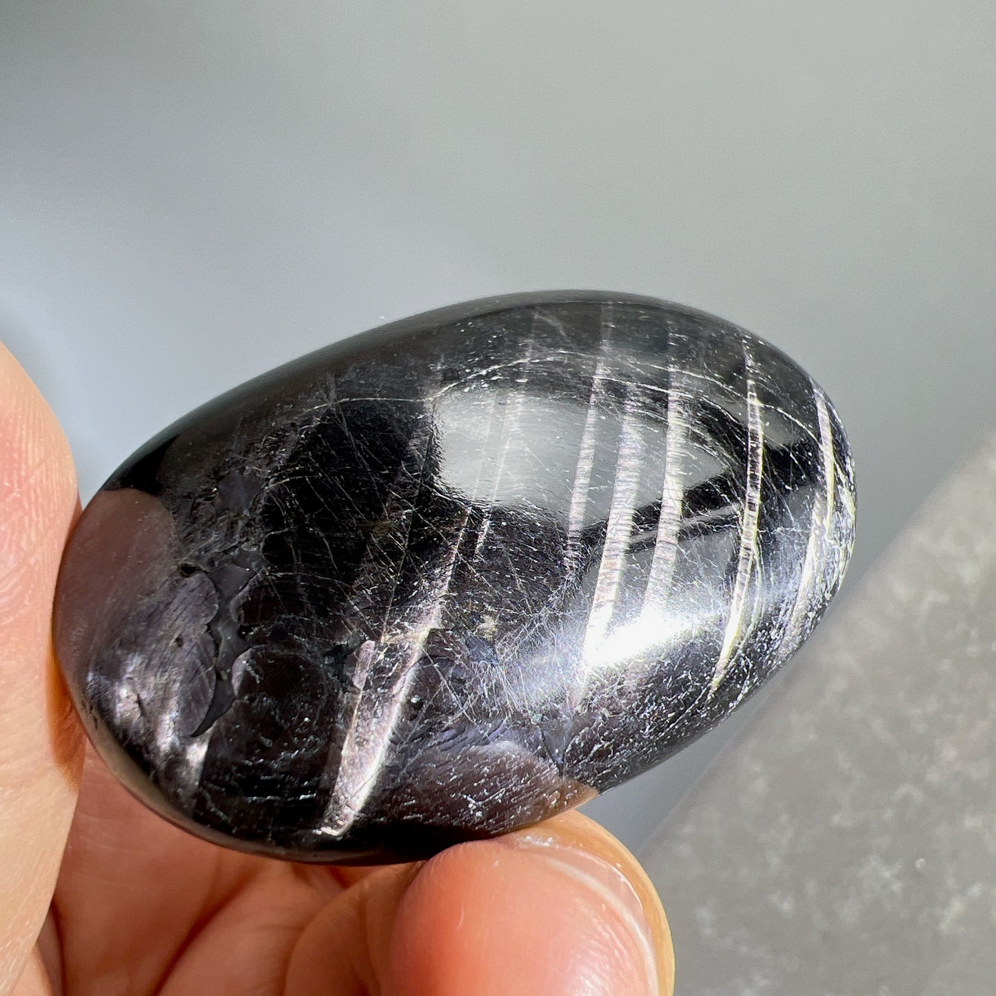 金運石/銀線石手把 金運石又名銀線石。它的英文名Hypersthene,是來自古希臘文,解作「超強力」的意思。它於古埃及時期已為皇室貴族所擁有的幸運之石,具辟邪擋災及招財之效。 亮黑的金運石在光線的照射下,閃耀著銀線紋理及金屬線眼的光輝 -辟邪化煞,保平安 -招財,招好運氣🍀 -消除負能量,改善情緒 -增強生命力,恢復精神和體力 -加強行動力,增強領袖魅力