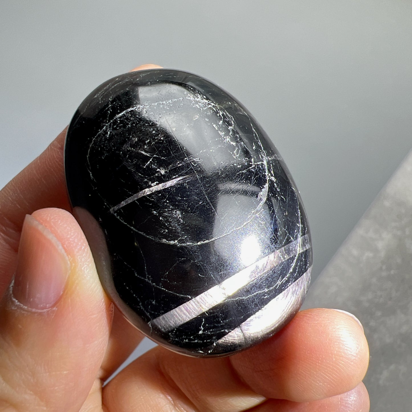 金運石/銀線石手把 金運石又名銀線石。它的英文名Hypersthene,是來自古希臘文,解作「超強力」的意思。它於古埃及時期已為皇室貴族所擁有的幸運之石,具辟邪擋災及招財之效。 亮黑的金運石在光線的照射下,閃耀著銀線紋理及金屬線眼的光輝 -辟邪化煞,保平安 -招財,招好運氣🍀 -消除負能量,改善情緒 -增強生命力,恢復精神和體力 -加強行動力,增強領袖魅力