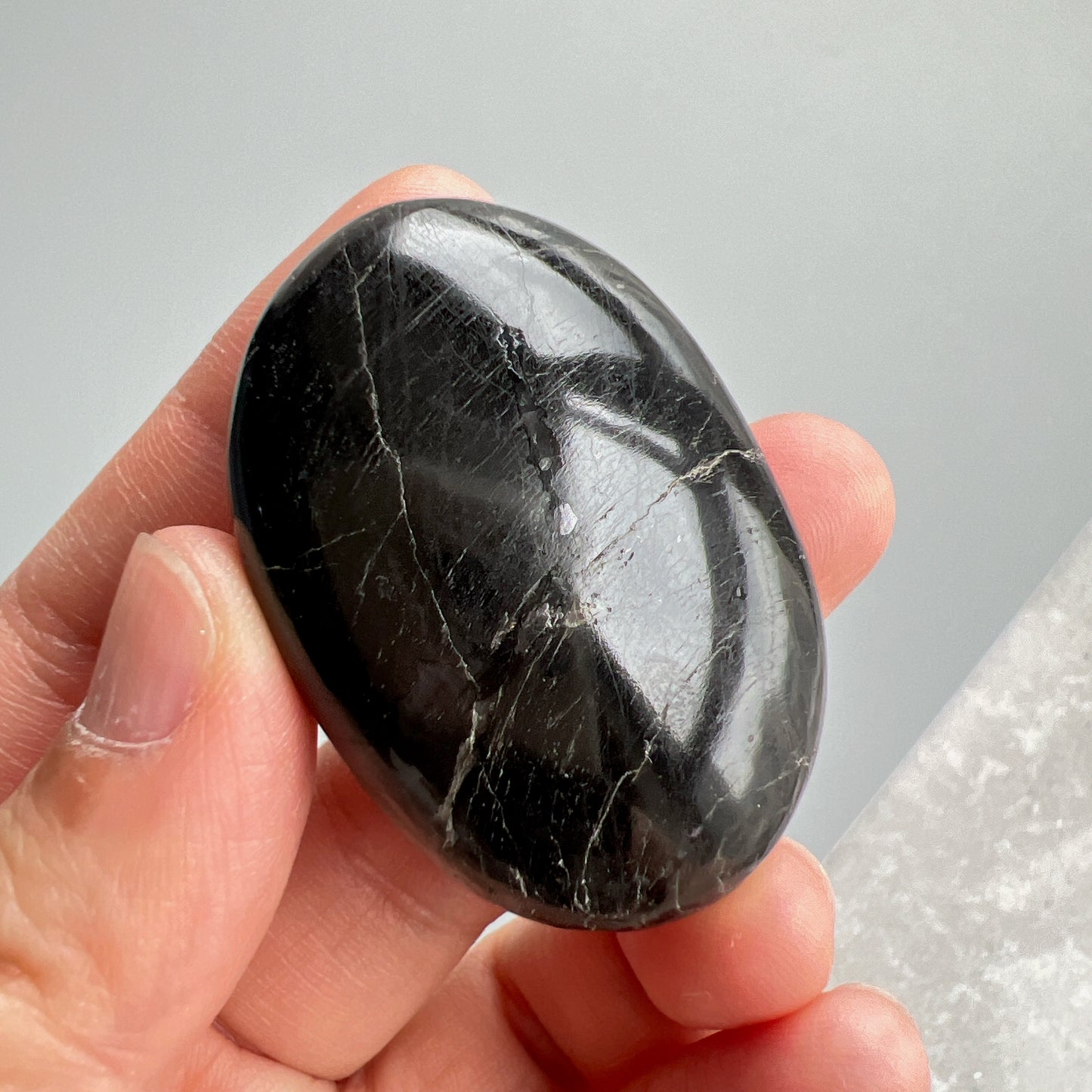 金運石/銀線石手把 金運石又名銀線石。它的英文名Hypersthene,是來自古希臘文,解作「超強力」的意思。它於古埃及時期已為皇室貴族所擁有的幸運之石,具辟邪擋災及招財之效。 亮黑的金運石在光線的照射下,閃耀著銀線紋理及金屬線眼的光輝 -辟邪化煞,保平安 -招財,招好運氣🍀 -消除負能量,改善情緒 -增強生命力,恢復精神和體力 -加強行動力,增強領袖魅力