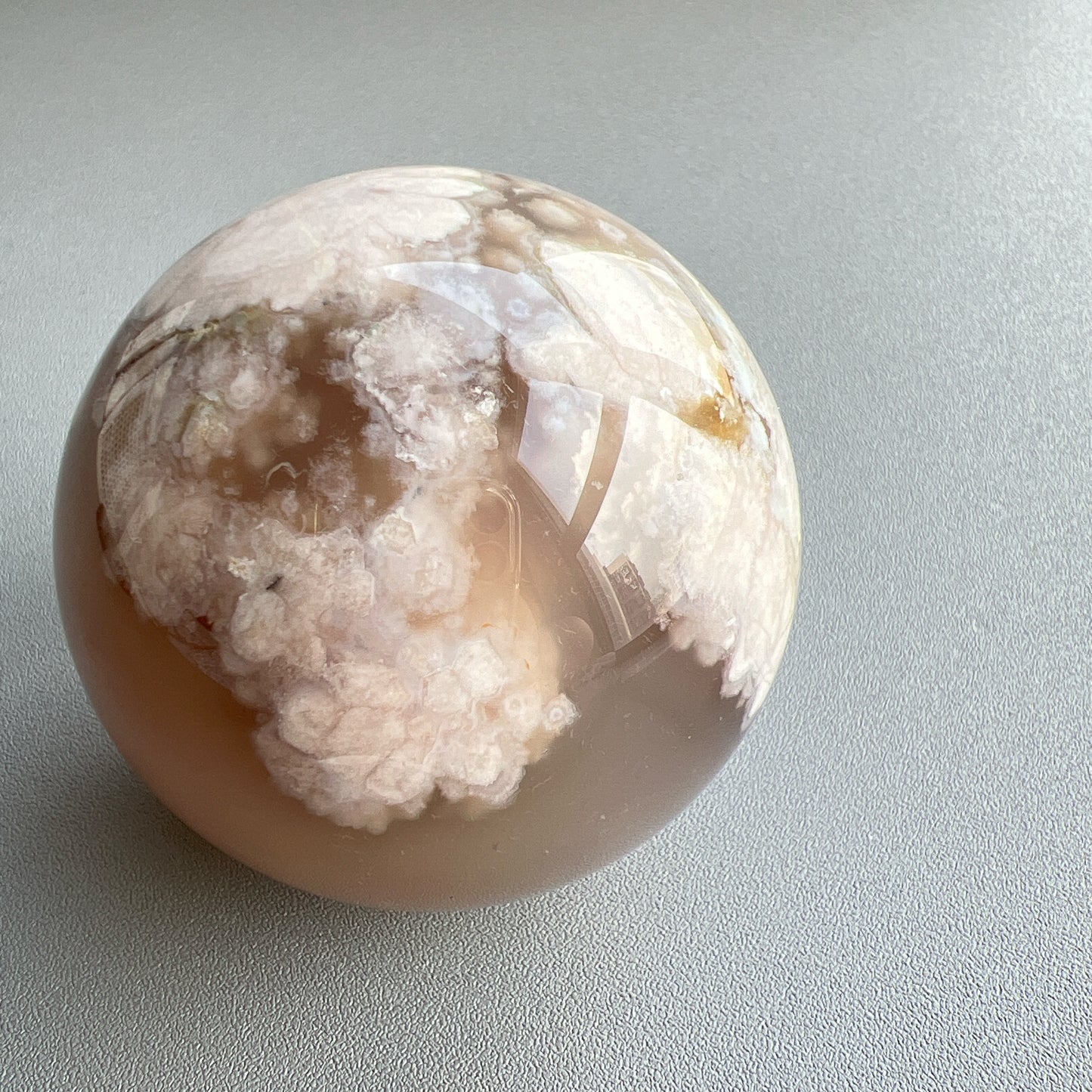 櫻花瑪瑙球
瑪瑙-Agate品種繁多,整個瑪瑙家族十分龐大。其中一種瑪瑙充滿溫柔優雅之美,深受女仕們喜愛,就是櫻花瑪瑙 - Blossoms Agate🌸
櫻花瑪瑙被視為寶石中的「第三眼」,靈性十足,象徵友善與愛心,也代表希望。
櫻花瑪瑙晶體內含粉白色、猶如朵朵盛開之櫻花的共生礦,每枝形態獨一無二,為人帶來溫柔細膩的內涵,會令人要停下來慢慢欣賞佢嘅美。
-能令人精神放鬆 ,提升睡眠質素
-瑪瑙具有平衡,穩定及保護的作用
-也是護身符及辟邪物,有保平安功效
-瑪瑙維持身心和諧,增強愛、忠誠及勇氣