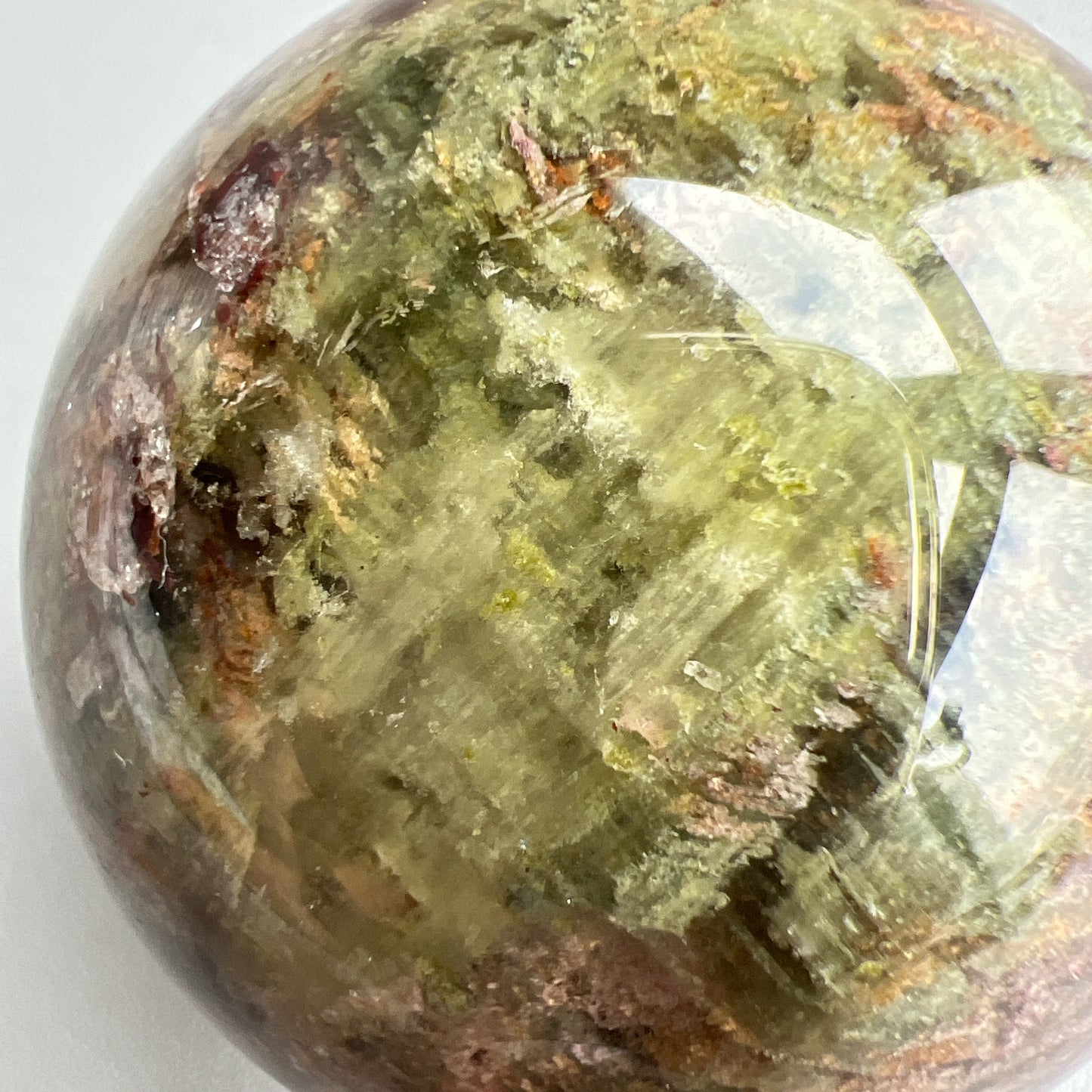 四季幽靈是指內有多種顏色的火山泥或礦物質,主要有綠、紅、橙和白,包含了不同功效。
▫️綠幽靈
-主正財,由事業,主意帶來的財富
-聚財,由辛勤努力而累積的財富
-招有助增旺事業的貴人
-平穩情緒
▫️紅幽靈
-增加包容心與同理心
-增加理解力與包容能力
-招財的功效
-緩解疲憊,放鬆情緒
▫️白幽靈
-淨化個人氣場
-提升記憶力