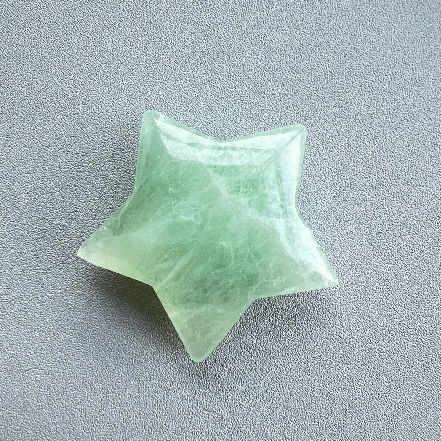 螢石星星 ⭐️
螢石是不可或缺的晶石之一,除左螢石有豐富嘅色彩和好高的觀賞價值之外,放她在工作枱亦都可以時時刻刻緩解煩躁的情緒,有助減低壓力,去除人體積累的負能量,同時亦可以減低電子器材發出的輻射。
綠螢石可幫助消除焦慮的消極感受,亦提高了冷靜思考和應對的能力。