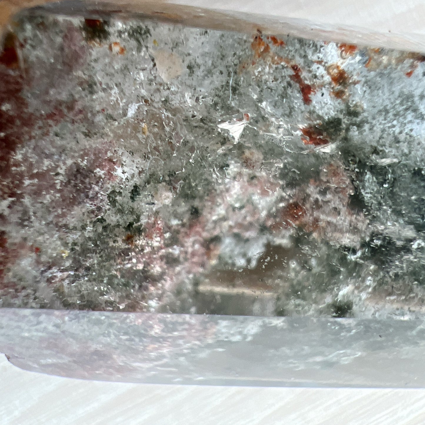 彩幽靈柱
幽靈是指內有多種顏色的火山泥或礦物質,主要有綠、紅、橙和白,包含了多種功效。
綠幽靈
-主正財,由事業,主意帶來的財富
-聚財,由辛勤努力而累積的財富
-招有助增旺事業的貴人
-平穩情緒
紅幽靈
-增加包容心與同理心
-增加理解力與包容能力
-招財的功效
-緩解疲憊,放鬆情緒
白幽靈
-淨化個人氣場
-提升記憶力