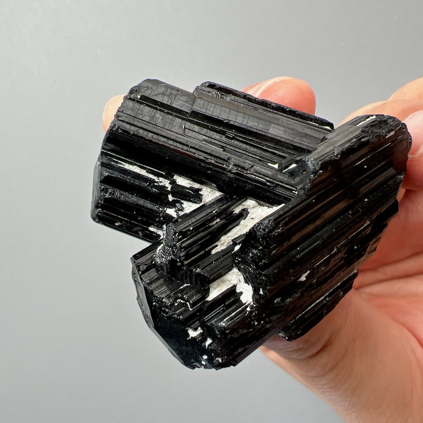 這次購入一批莫桑比克亮面精品黑碧璽原石, 有部份更是罕見的花形,每一顆都是非常精緻,紋路清晰,非常值得收藏。 黑碧璽 -可排除身上及空間的濁氣、病氣 -避邪化凶,避開不乾淨的邪物 -吸收負面能量,消除負能量