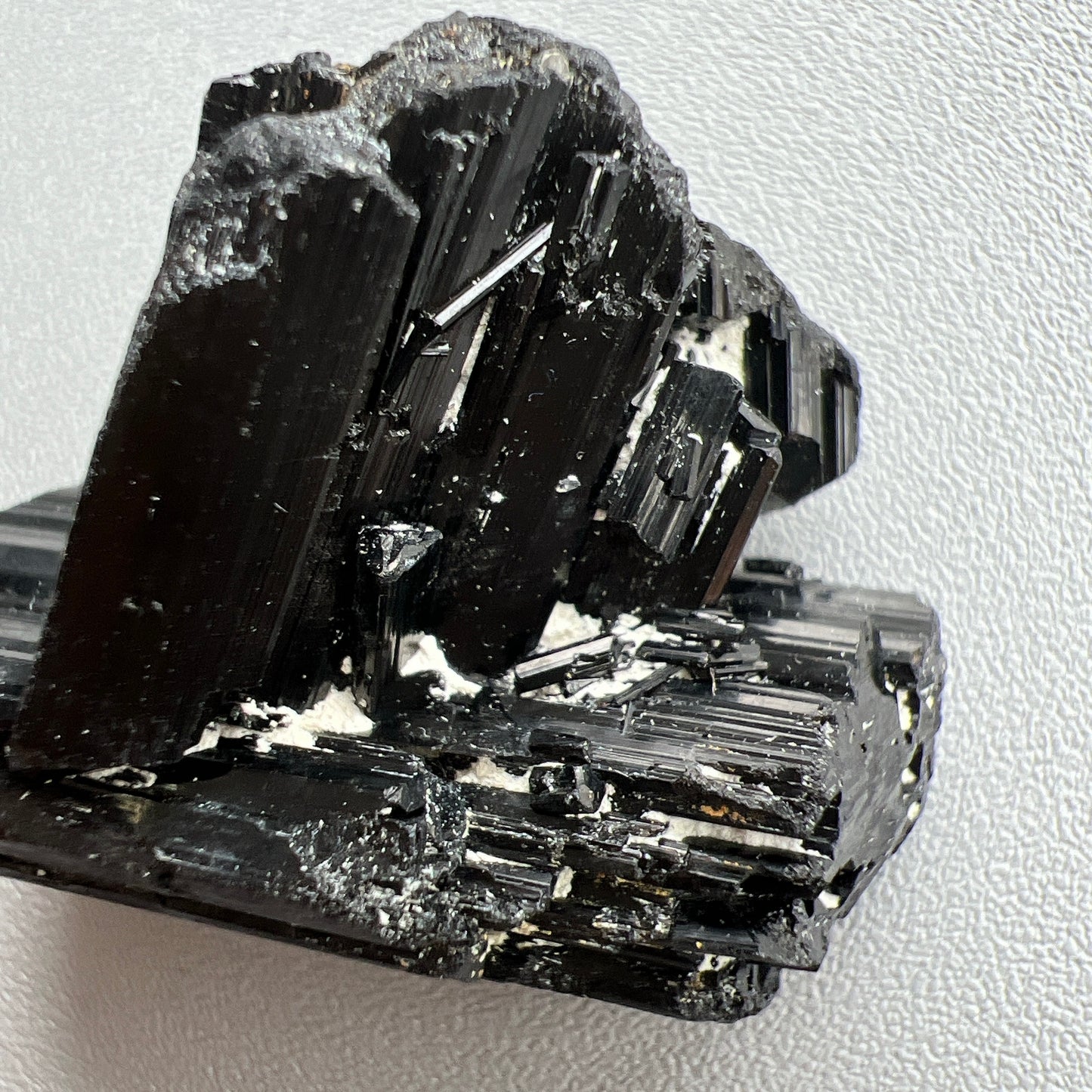 這次購入一批莫桑比克亮面精品黑碧璽原石, 有部份更是罕見的花形,每一顆都是非常精緻,紋路清晰,非常值得收藏。 黑碧璽 -可排除身上及空間的濁氣、病氣 -避邪化凶,避開不乾淨的邪物 -吸收負面能量,消除負能量