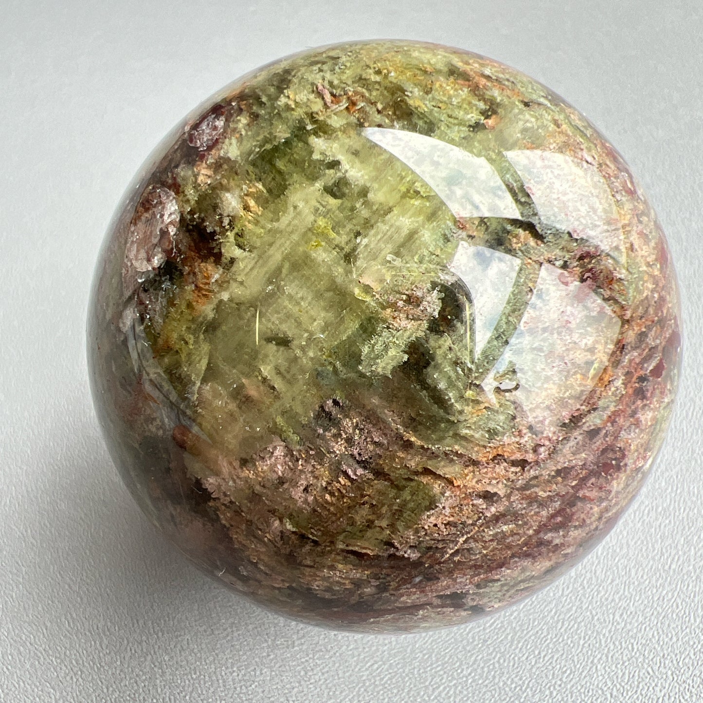四季幽靈是指內有多種顏色的火山泥或礦物質,主要有綠、紅、橙和白,包含了不同功效。
▫️綠幽靈
-主正財,由事業,主意帶來的財富
-聚財,由辛勤努力而累積的財富
-招有助增旺事業的貴人
-平穩情緒
▫️紅幽靈
-增加包容心與同理心
-增加理解力與包容能力
-招財的功效
-緩解疲憊,放鬆情緒
▫️白幽靈
-淨化個人氣場
-提升記憶力