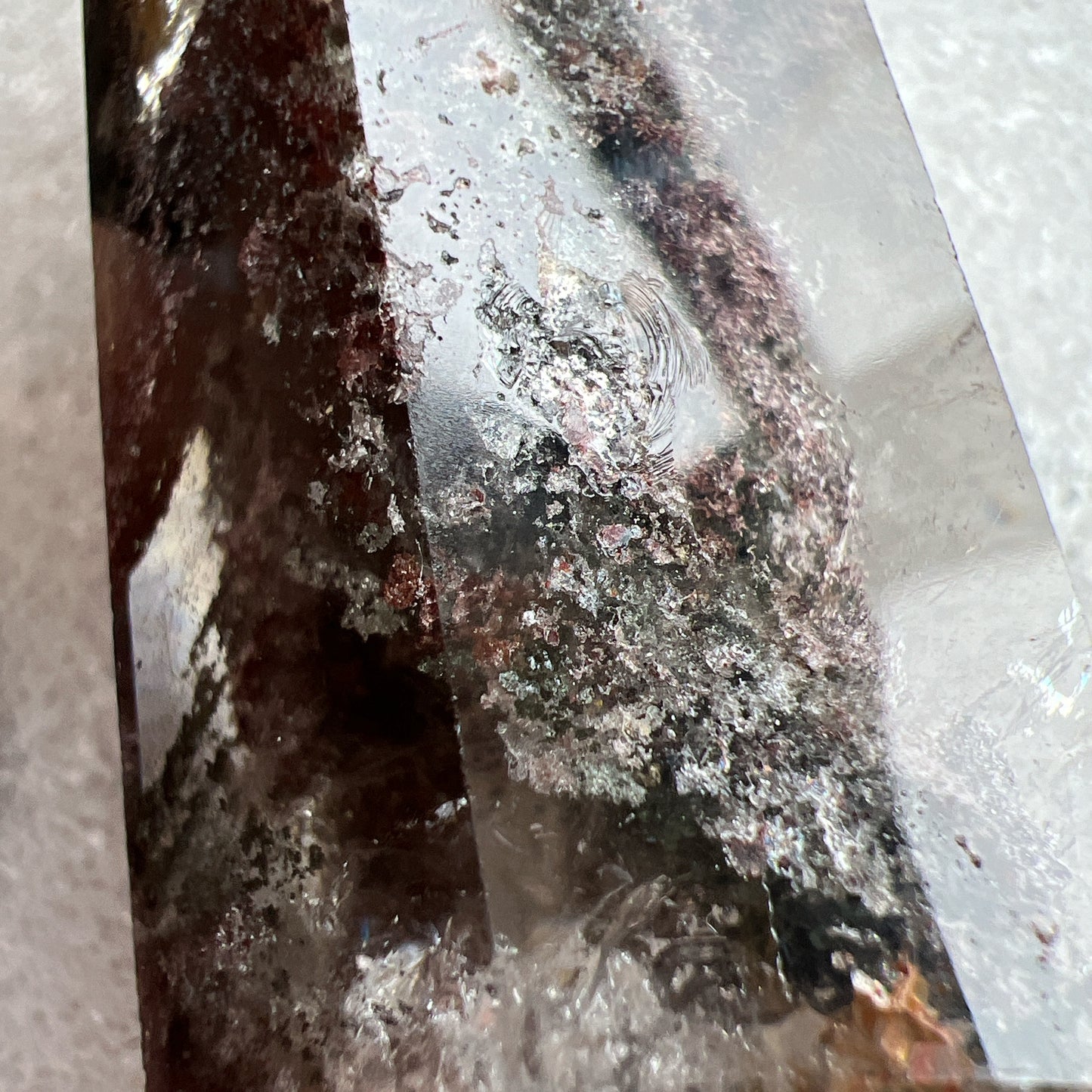 彩幽靈柱
幽靈是指內有多種顏色的火山泥或礦物質,主要有綠、紅、橙和白,包含了多種功效。
綠幽靈
-主正財,由事業,主意帶來的財富
-聚財,由辛勤努力而累積的財富
-招有助增旺事業的貴人
-平穩情緒
紅幽靈
-增加包容心與同理心
-增加理解力與包容能力
-招財的功效
-緩解疲憊,放鬆情緒
白幽靈
-淨化個人氣場
-提升記憶力