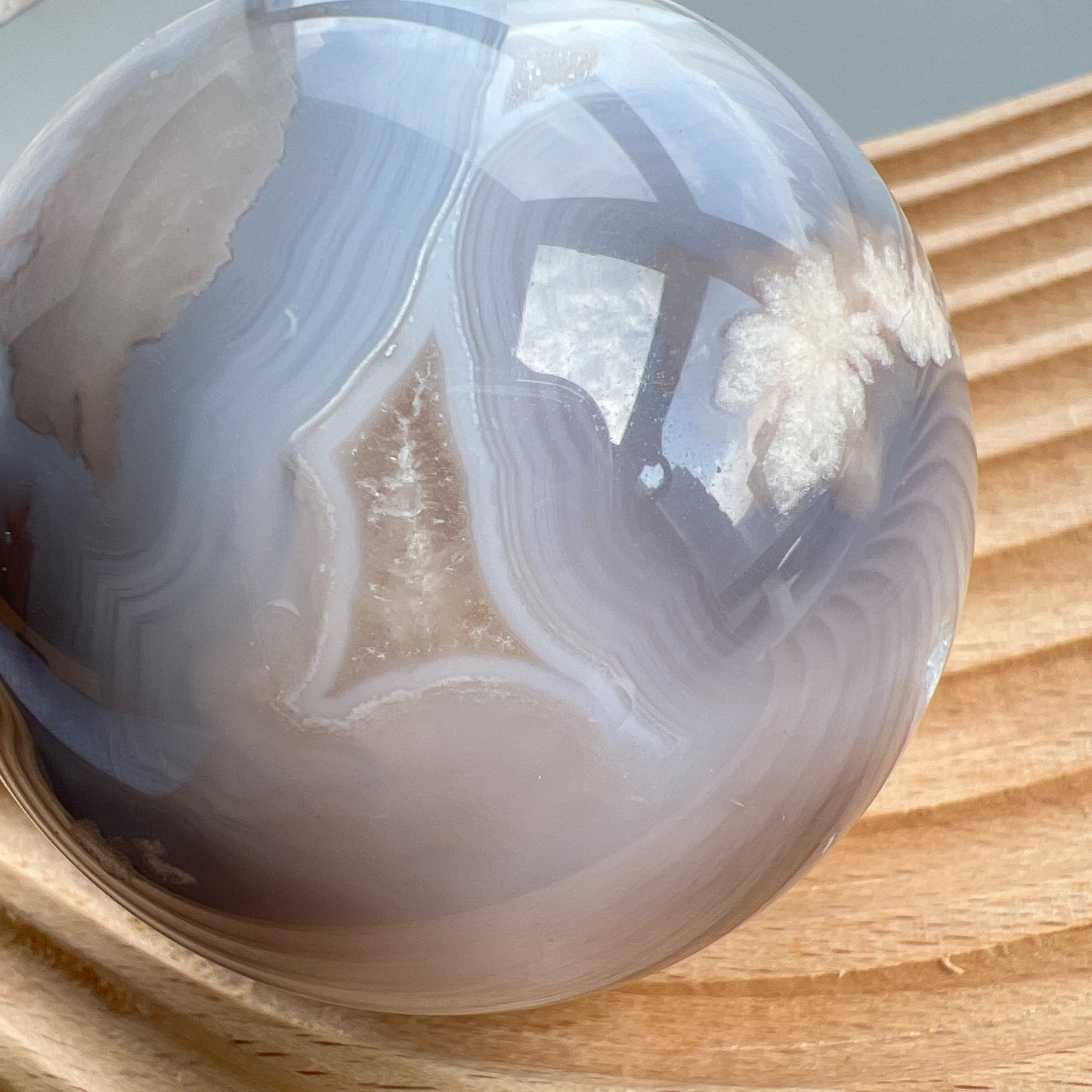 櫻花瑪瑙球 灰藍瑪瑙,nice banding agate , 又有可愛druzy 靚靚晶洞✨ 瑪瑙-Agate品種繁多,整個瑪瑙家族十分龐大。其中一種瑪瑙充滿溫柔優雅之美,深受女仕們喜愛,就是櫻花瑪瑙 - Blossoms Agate🌸 櫻花瑪瑙被視為寶石中的「第三眼」,靈性十足,象徵友善與愛心,也代表希望。 櫻花瑪瑙晶體內含粉白色、猶如朵朵盛開之櫻花的共生礦,每枝形態獨一無二,為人帶來溫柔細膩的內涵,會令人要停下來慢慢欣賞佢嘅美。 -能令人精神放鬆,捉升睡眠質素 -瑪瑙具有平衡,穩定及保護的作用 -也是護身符及辟邪物,有保平安功效 -瑪瑙維持身心和諧,增強愛、忠誠及勇氣