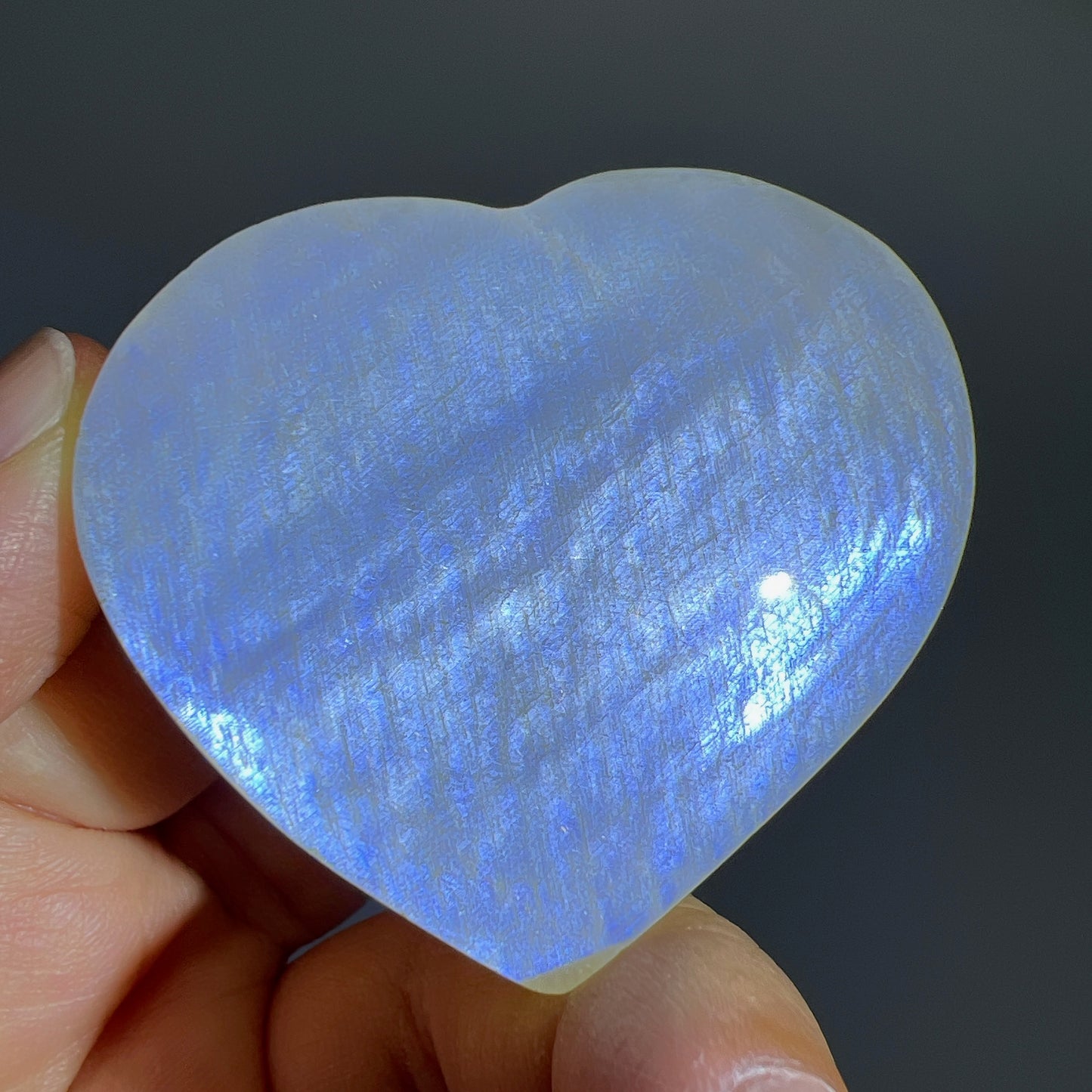 月亮石又名月光石 -是六月幸運誕生石:象徵健康、富貴 -有助穩定情緒和緩解負面情緒 -有助性格較衝動、說話率直的人變得較柔和 -放鬆身心,重拾平靜和諧 -能潤滑感情,是解決情侶紛爭的晶石