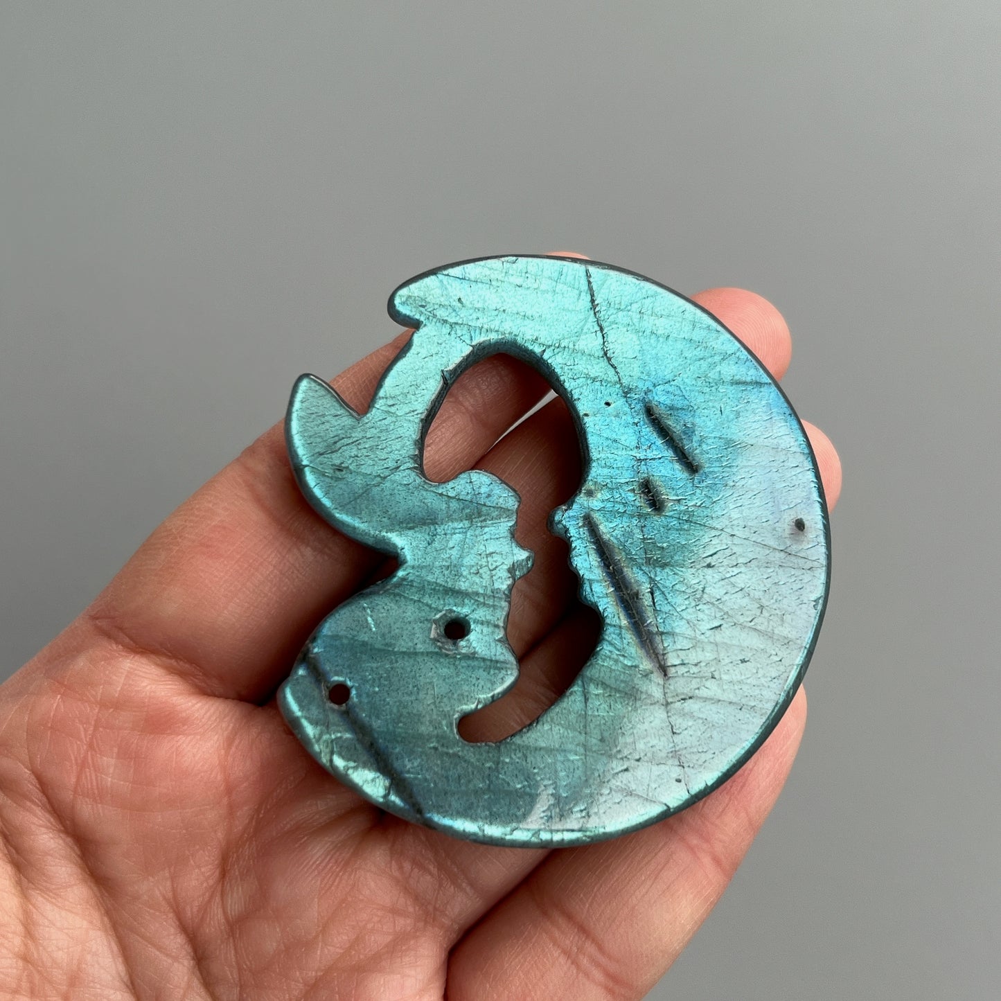 拉長石 -幫助穩定氣場 -舒緩急躁情緒和增加耐性 -激發想象力,鼓勵分析和邏輯 - 理解控制情緒信念,選擇更好信念 -帶來和平與幸福,擺脫負能量 -提升睡眠質素