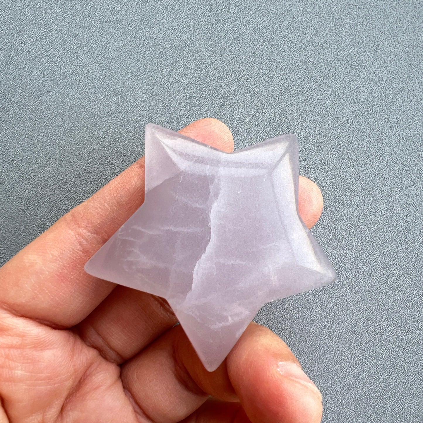 螢石星星 ⭐️
螢石是不可或缺的晶石之一,除左螢石有豐富嘅色彩和好高的觀賞價值之外,放她在工作枱亦都可以時時刻刻緩解煩躁的情緒,有助減低壓力,去除人體積累的負能量,同時亦可以減低電子器材發出的輻射。
綠螢石可幫助消除焦慮的消極感受,亦提高了冷靜思考和應對的能力。
紫螢石適合從事思考的工作者,讓思考更敏銳。