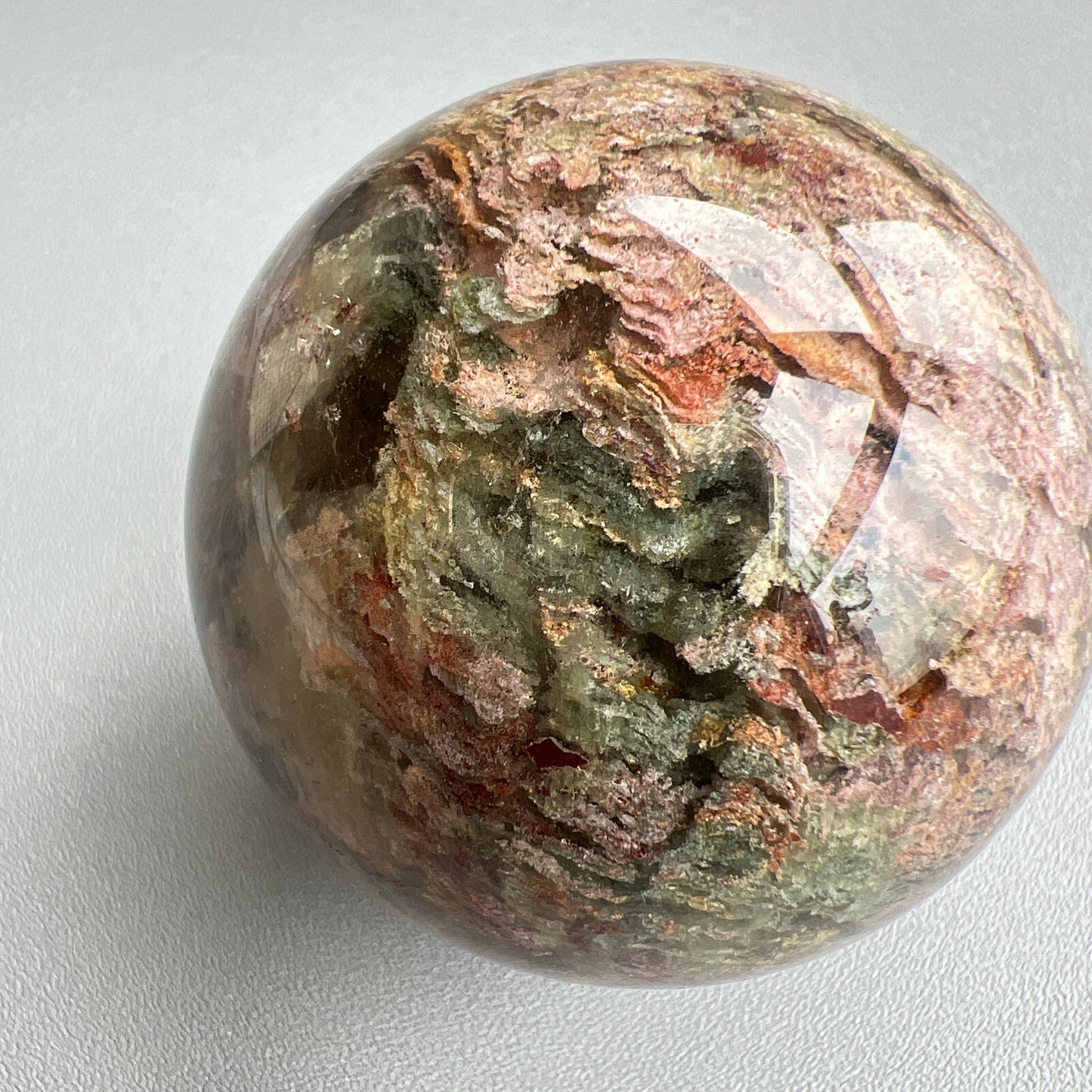 四季幽靈是指內有多種顏色的火山泥或礦物質,主要有綠、紅、橙和白,包含了不同功效。
▫️綠幽靈
-主正財,由事業,主意帶來的財富
-聚財,由辛勤努力而累積的財富
-招有助增旺事業的貴人
-平穩情緒
▫️紅幽靈
-增加包容心與同理心
-增加理解力與包容能力
-招財的功效
-緩解疲憊,放鬆情緒
▫️白幽靈
-淨化個人氣場
-提升記憶力