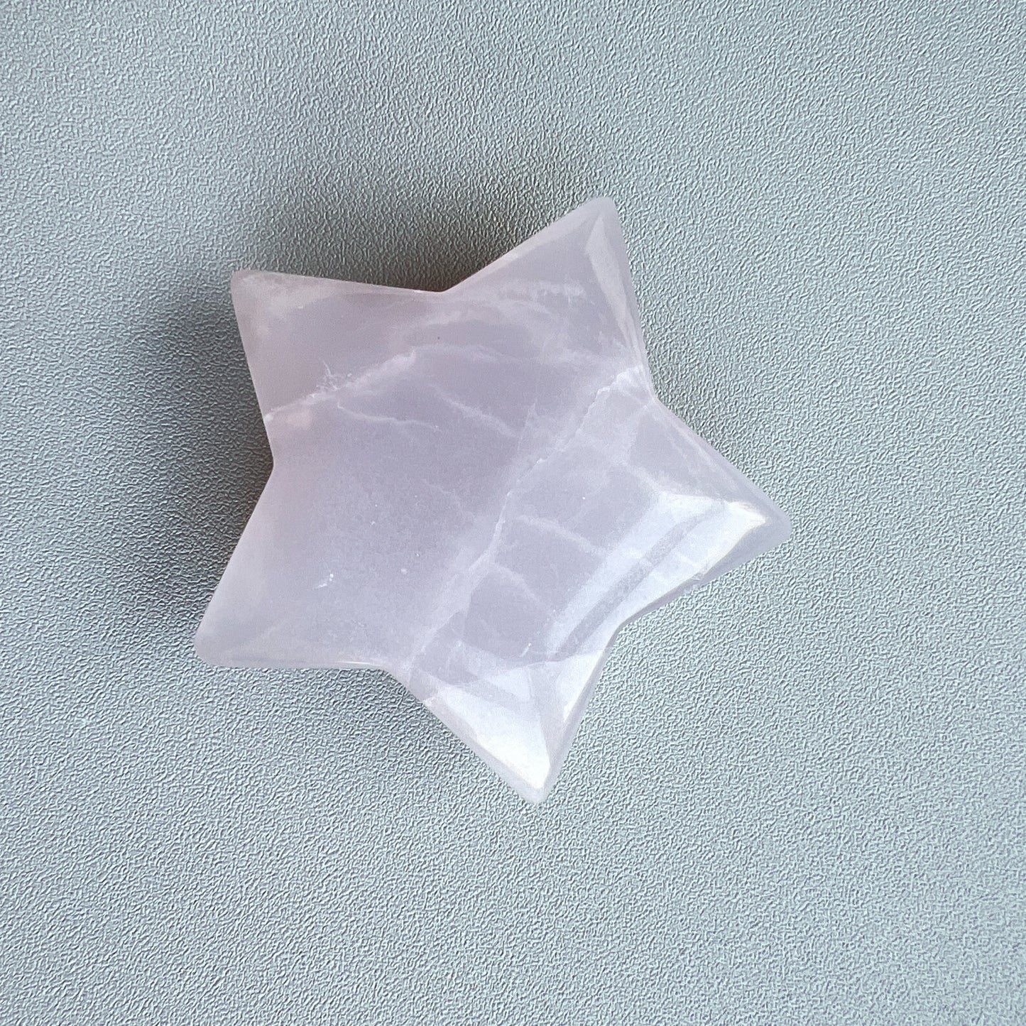 螢石星星 ⭐️
螢石是不可或缺的晶石之一,除左螢石有豐富嘅色彩和好高的觀賞價值之外,放她在工作枱亦都可以時時刻刻緩解煩躁的情緒,有助減低壓力,去除人體積累的負能量,同時亦可以減低電子器材發出的輻射。
綠螢石可幫助消除焦慮的消極感受,亦提高了冷靜思考和應對的能力。
紫螢石適合從事思考的工作者,讓思考更敏銳。