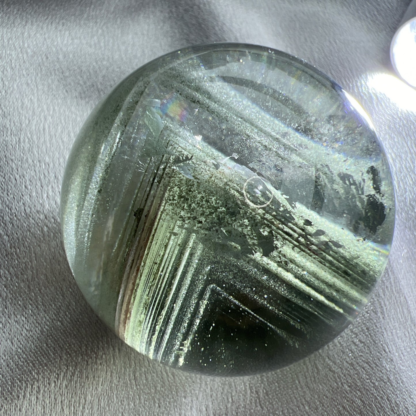 晶體非常通透 ! 金字塔頂還能看見一片彩虹 🌈 綠幽靈千層非常清晰的呈現在眼前 喜歡綠幽靈的不能錯過喔😊 彩幽靈是指內有多種顏色的火山泥或礦物質,主要有綠、紅、橙和白,包含了不同功效。 ▫️綠幽靈 -主正財,由事業,主意帶來的財富 -聚財,由辛勤努力而累積的財富 -招有助增旺事業的貴人 -平穩情緒 ▫️紅幽靈 -增加包容心與同理心 -增加理解力與包容能力 -招財的功效 -緩解疲憊,放鬆情緒 ▫️白幽靈 -淨化個人氣場 -提升記憶力