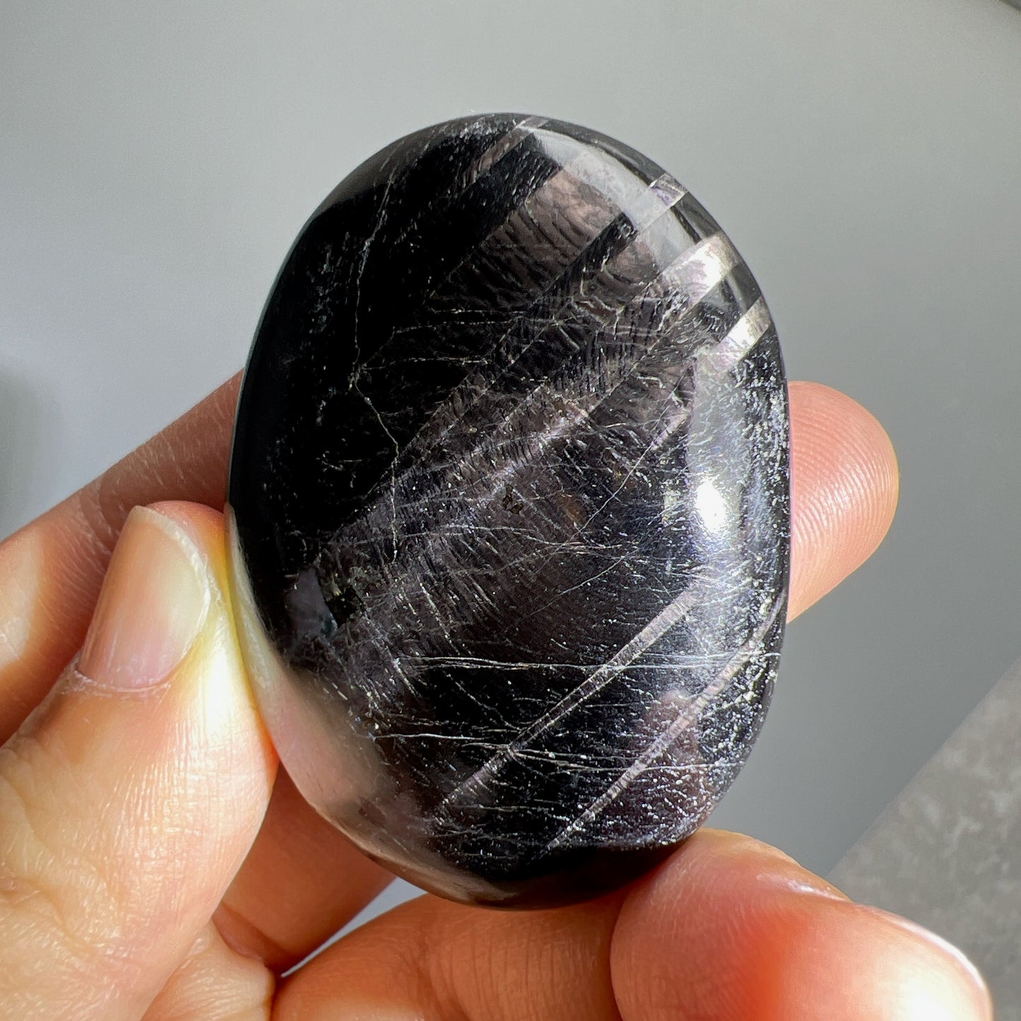 金運石/銀線石手把 金運石又名銀線石。它的英文名Hypersthene,是來自古希臘文,解作「超強力」的意思。它於古埃及時期已為皇室貴族所擁有的幸運之石,具辟邪擋災及招財之效。 亮黑的金運石在光線的照射下,閃耀著銀線紋理及金屬線眼的光輝 -辟邪化煞,保平安 -招財,招好運氣🍀 -消除負能量,改善情緒 -增強生命力,恢復精神和體力 -加強行動力,增強領袖魅力