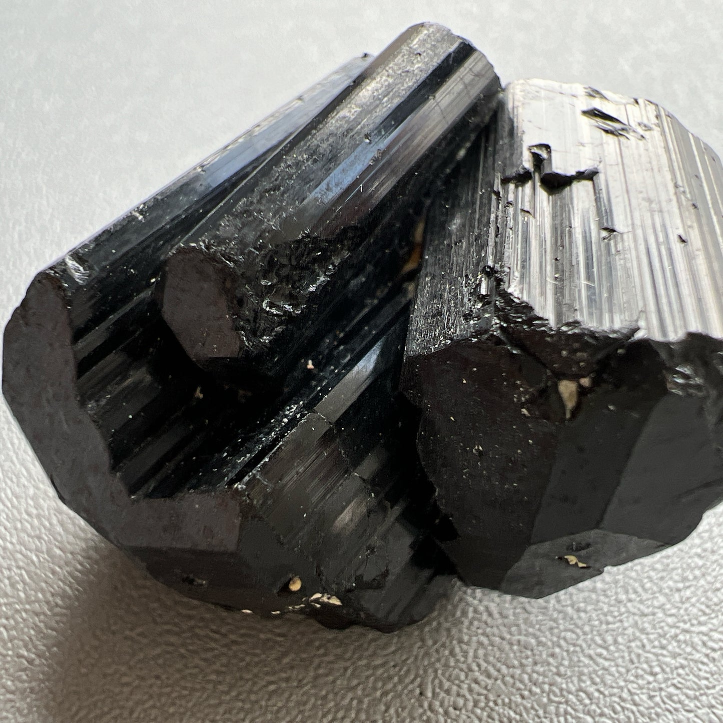 這次購入一批莫桑比克亮面精品黑碧璽原石, 有部份更是罕見的花形,每一顆都是非常精緻,紋路清晰,非常值得收藏。 黑碧璽 -可排除身上及空間的濁氣、病氣 -避邪化凶,避開不乾淨的邪物 -吸收負面能量,消除負能量