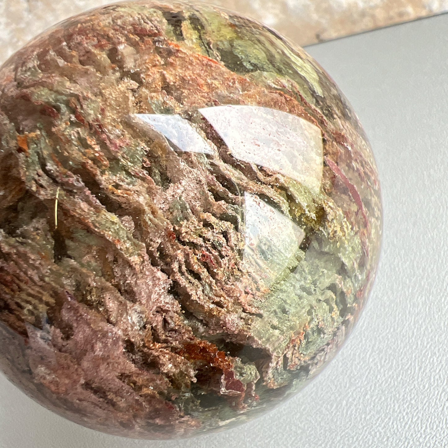 四季幽靈是指內有多種顏色的火山泥或礦物質,主要有綠、紅、橙和白,包含了不同功效。
▫️綠幽靈
-主正財,由事業,主意帶來的財富
-聚財,由辛勤努力而累積的財富
-招有助增旺事業的貴人
-平穩情緒
▫️紅幽靈
-增加包容心與同理心
-增加理解力與包容能力
-招財的功效
-緩解疲憊,放鬆情緒
▫️白幽靈
-淨化個人氣場
-提升記憶力