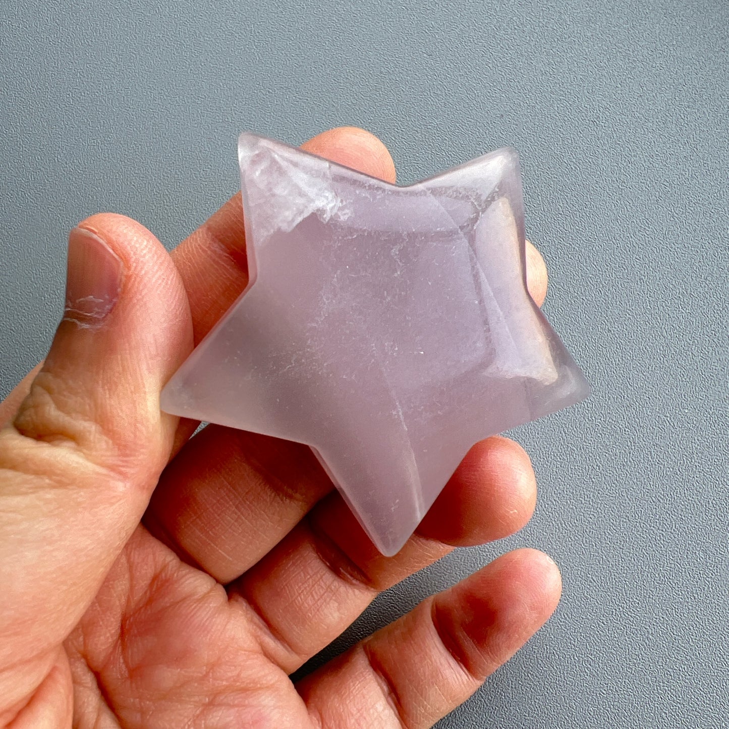 螢石星星 ⭐️
螢石是不可或缺的晶石之一,除左螢石有豐富嘅色彩和好高的觀賞價值之外,放她在工作枱亦都可以時時刻刻緩解煩躁的情緒,有助減低壓力,去除人體積累的負能量,同時亦可以減低電子器材發出的輻射。
綠螢石可幫助消除焦慮的消極感受,亦提高了冷靜思考和應對的能力。
紫螢石適合從事思考的工作者,讓思考更敏銳。