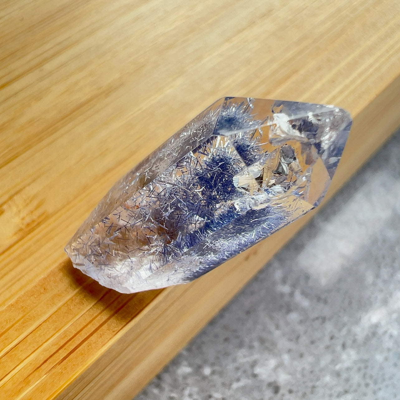 藍線石 -全清晶,質素靚靚 -其蔚藍色澤能帶給人平靜、安穩及喜悅 -擺脫負面思想,緩解情緒,增加正能量 -增加面對困難和挑戰的自信勇氣和積極處事的態度 -提升說話技巧,改善人際關係 -能啟發智慧,加強創意力和腦部思維