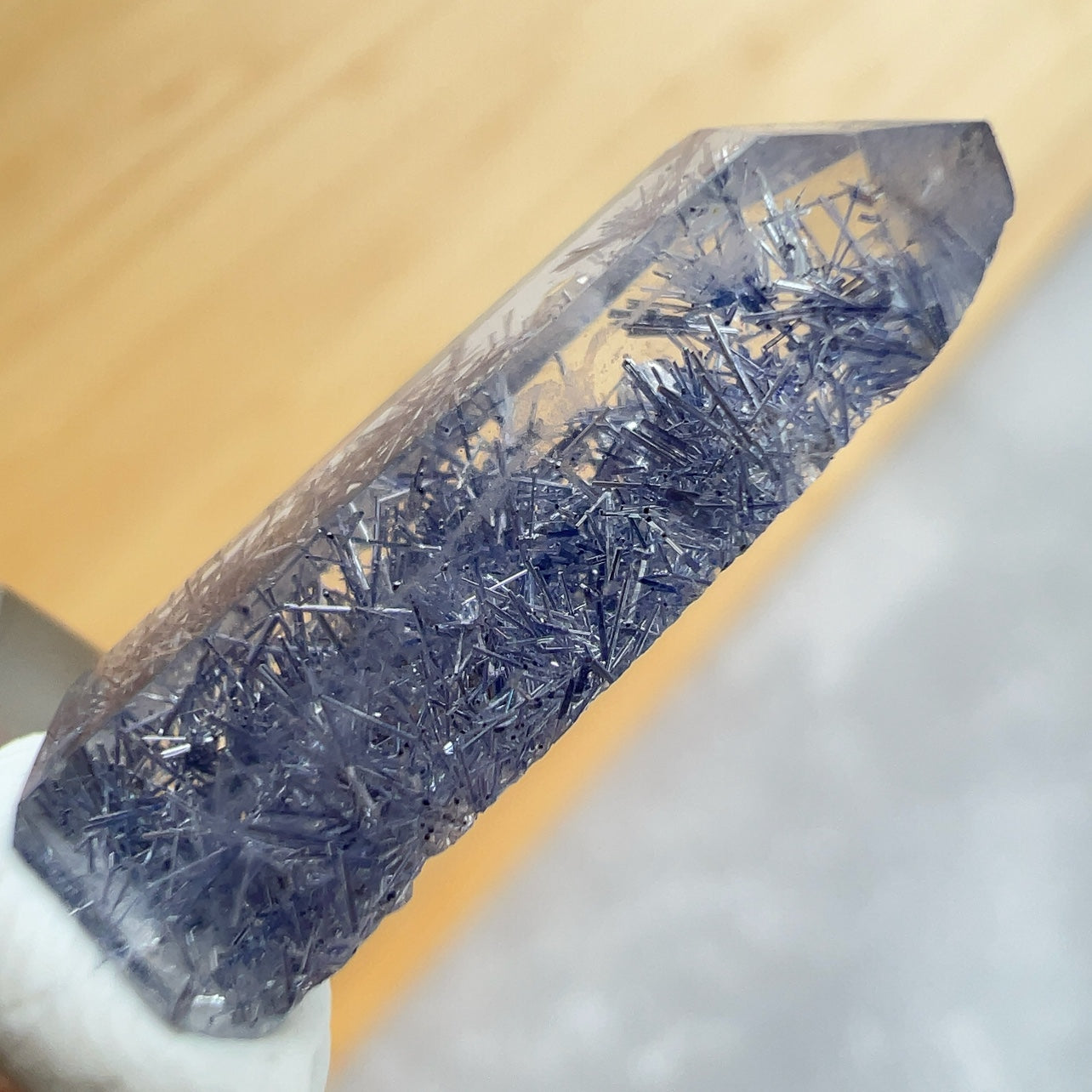 藍線石 -全清晶,質素靚靚 -其蔚藍色澤能帶給人平靜、安穩及喜悅 -擺脫負面思想,緩解情緒,增加正能量 -增加面對困難和挑戰的自信勇氣和積極處事的態度 -提升說話技巧,改善人際關係 -能啟發智慧,加強創意力和腦部思維