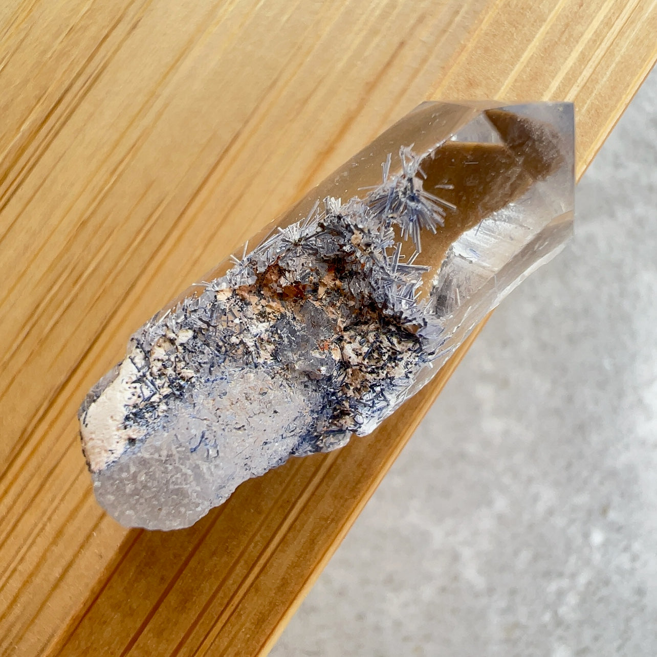 藍線石 -全清晶,質素靚靚 -其蔚藍色澤能帶給人平靜、安穩及喜悅 -擺脫負面思想,緩解情緒,增加正能量 -增加面對困難和挑戰的自信勇氣和積極處事的態度 -提升說話技巧,改善人際關係 -能啟發智慧,加強創意力和腦部思維