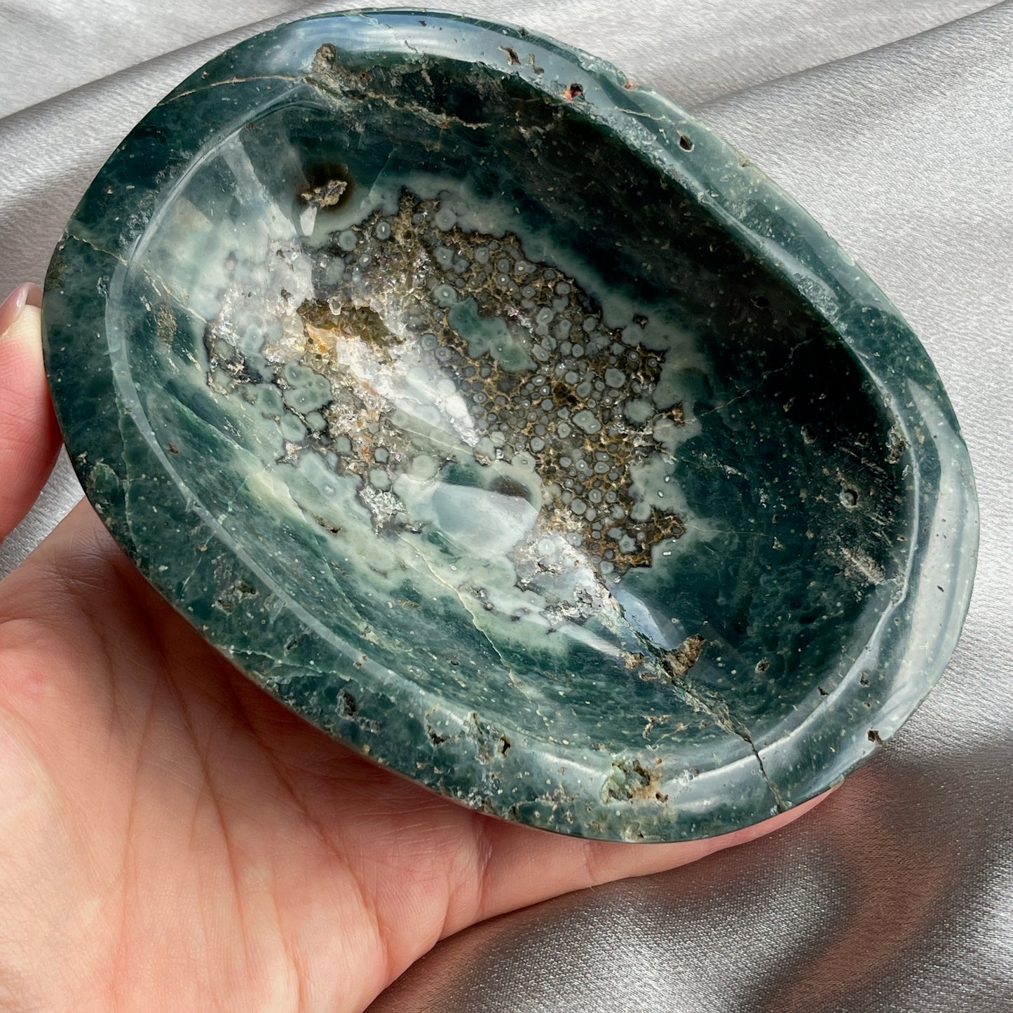 海洋碧玉又名海洋石,是馬達加斯加的特產,最初發現於沿海地區,顏色範圍廣泛,色彩多樣性,大多數是由不透明的玉髓及石英組成的,而有些部分則是半透明及結晶化的。而海洋碧玉也稱作球形碧玉(Orbicular Jasper)。 海洋碧玉是你心情覺得沮喪時的好夥伴 -穩定情緒,平衡身心 -釋除負面的自我認知 -排走負能量,令頭腦清晰 -開啟內心的快樂和滿足
