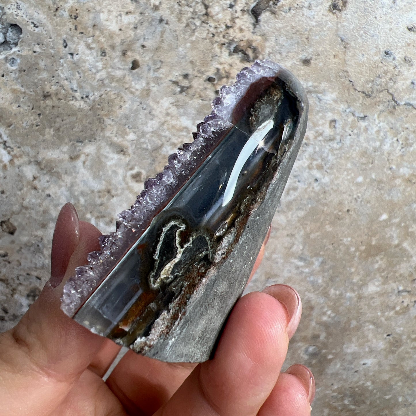 紫水晶 -代表著智慧,幫助頭腦清晰 -增加機智,提高直覺力與潛意識 -有助思考,激發創意,加強記憶力 -有「社交之石」之稱,有助於常遇貴人 -紫色光招引人緣及貴人,具有中國風水學裡「因貴得財」之意。 -加強包容心、容忍性 -舒緩緊張情緒,鎮定安神