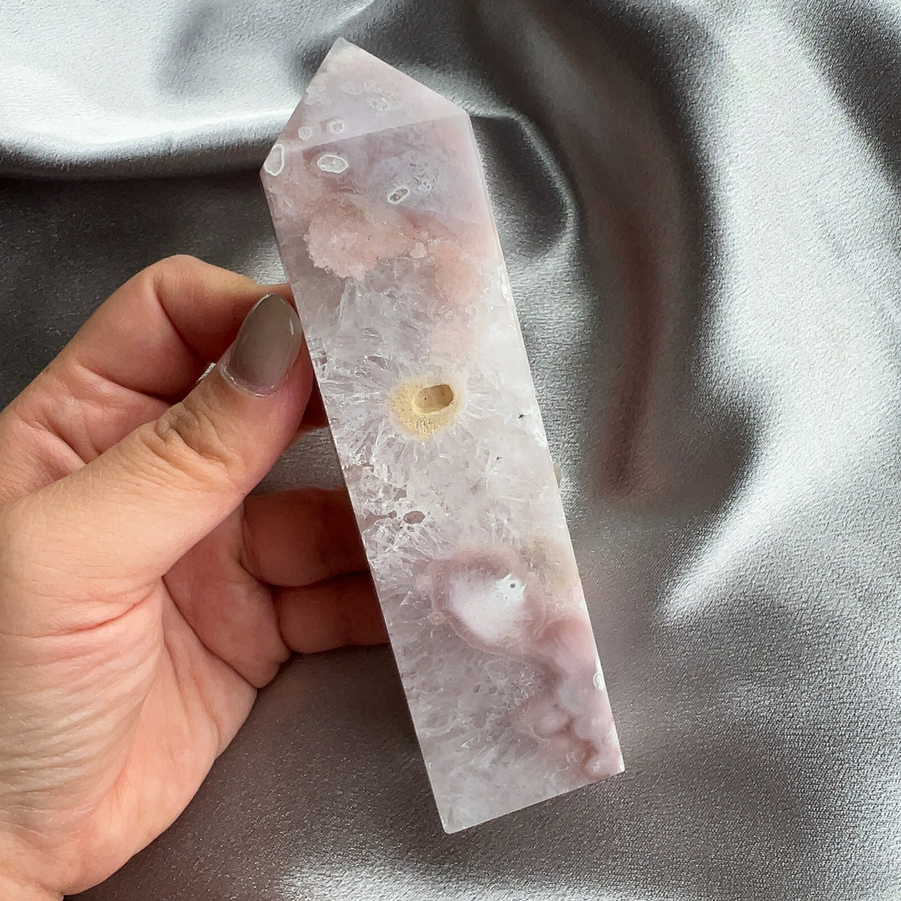 櫻花瑪瑙柱 瑪瑙-Agate品種繁多,整個瑪瑙家族十分龐大。其中一種瑪瑙充滿溫柔優雅之美,深受女仕們喜愛,就是櫻花瑪瑙 - Blossoms Agate🌸 櫻花瑪瑙被視為寶石中的「第三眼」,靈性十足,象徵友善與愛心,也代表希望。 櫻花瑪瑙晶體內含粉白色、猶如朵朵盛開之櫻花的共生礦,每枝形態獨一無二,為人帶來溫柔細膩的內涵,會令人要停下來慢慢欣賞佢嘅美。 -能令人精神放鬆,減少失眠症狀 -瑪瑙具有平衡,穩定及保護的作用 -也是護身符及辟邪物,有保平安功效 -瑪瑙維持身心和諧,增強愛、忠誠及勇氣