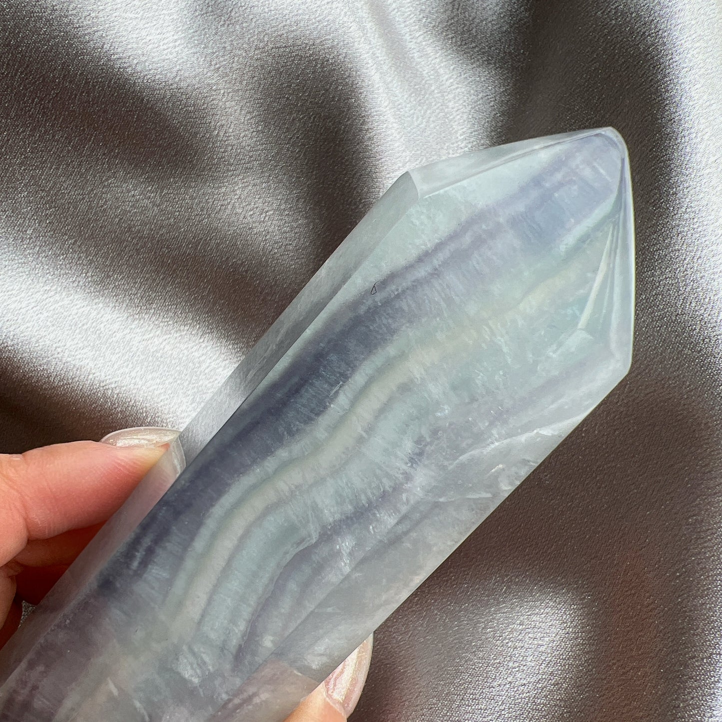 藍色千層螢石柱 螢石是不可或缺的晶石之一,除左螢石有豐富嘅色彩和好高的觀賞價值之外,放她在工作枱亦都可以時時刻刻緩解煩躁的情緒,有助減低壓力,去除人體積累的負能量,同時亦可以減低電子器材發出的輻射。 -幫助保持頭腦清晰 -激發創造性,增加創意思考 -特別適合安靜動腦使用者人群 -減壓,緩解煩躁的情緒 -去除身體負能量