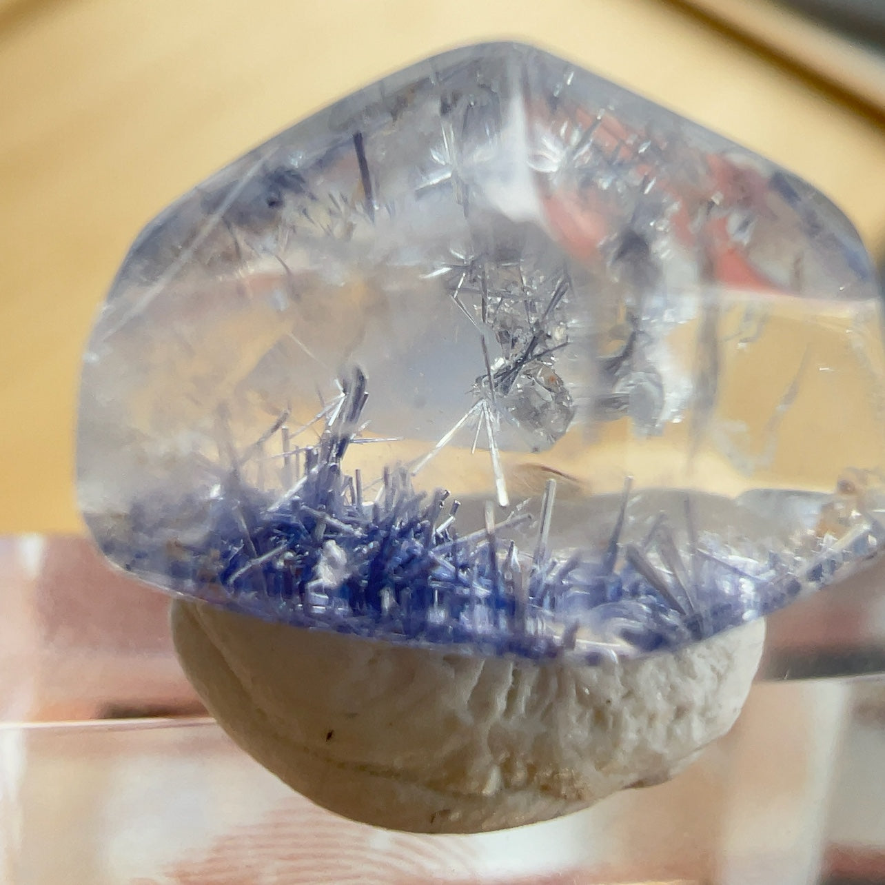 藍線石 -全清晶,質素靚靚 -其蔚藍色澤能帶給人平靜、安穩及喜悅 -擺脫負面思想,緩解情緒,增加正能量 -增加面對困難和挑戰的自信勇氣和積極處事的態度 -提升說話技巧,改善人際關係 -能啟發智慧,加強創意力和腦部思維