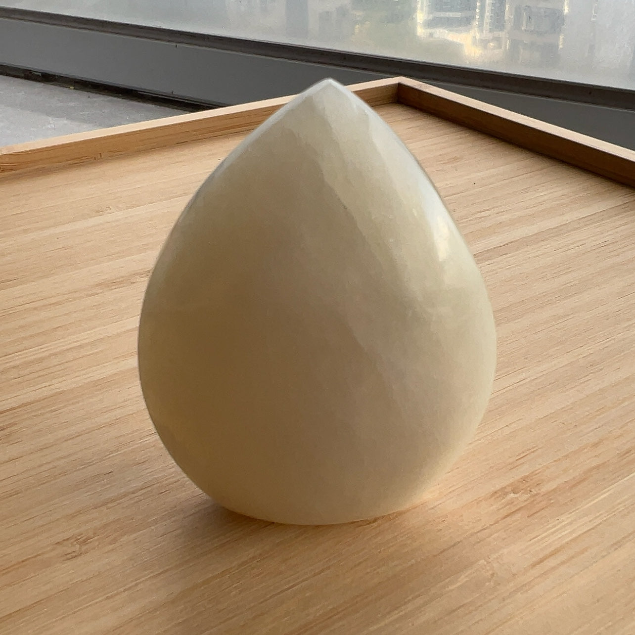 月亮石又名月光石 -是六月幸運誕生石:象徵健康、富貴 -有助穩定情緒和緩解負面情緒 -有助性格較衝動、說話率直的人變得較柔和 -放鬆身心,重拾平靜和諧 -能潤滑感情,是解決情侶紛爭的晶石