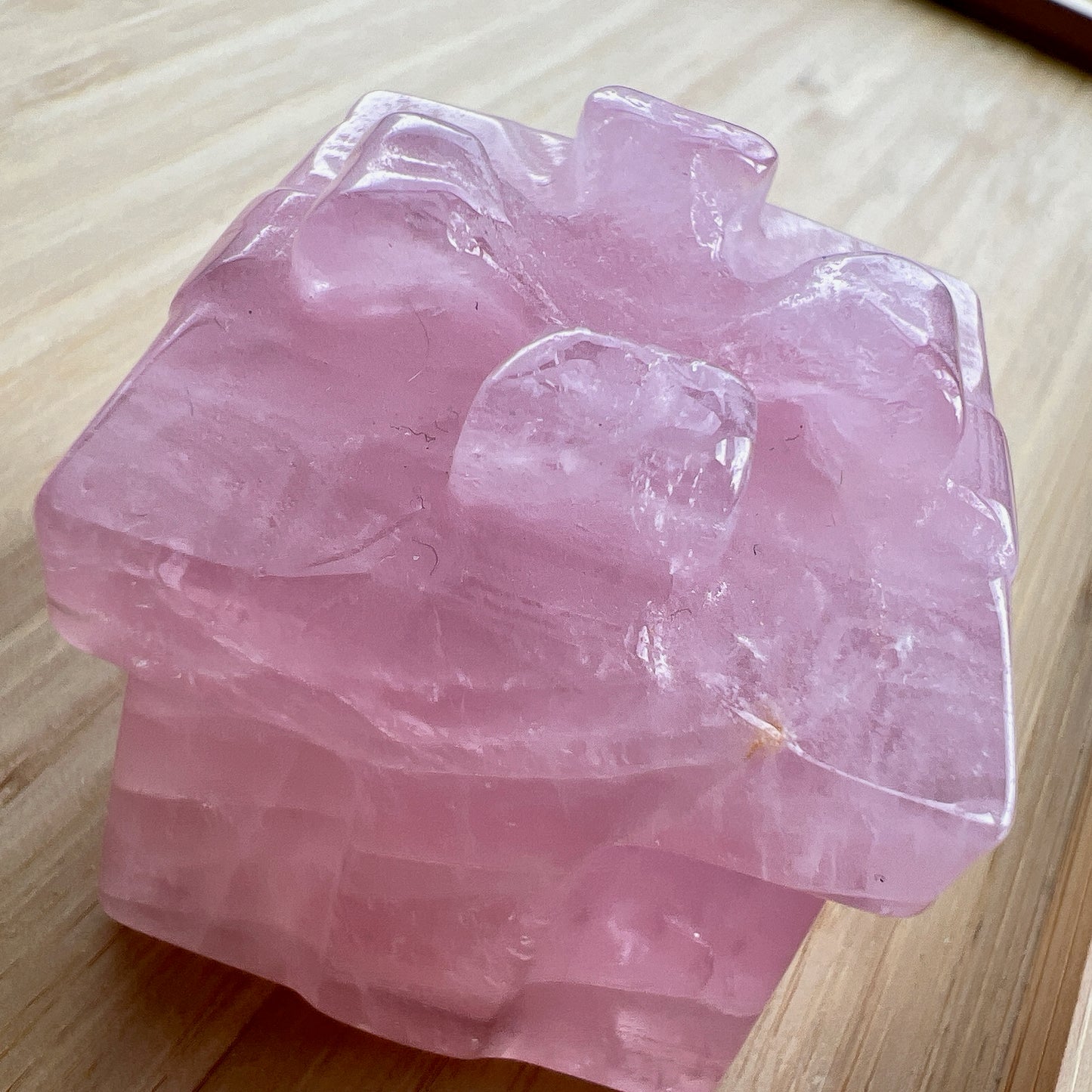 粉晶禮物盒 愛情💓人緣💓生意緣💓 粉晶能教導我們更愛自己,好好愛自己能夠吸引到正面好姻緣❤️ -鬆弛緊張情緒,保持開朗心境 -軟化憤怒情緒,和解衝突 -展現溫柔和諧的愛,增加親和力 -增進人際關係