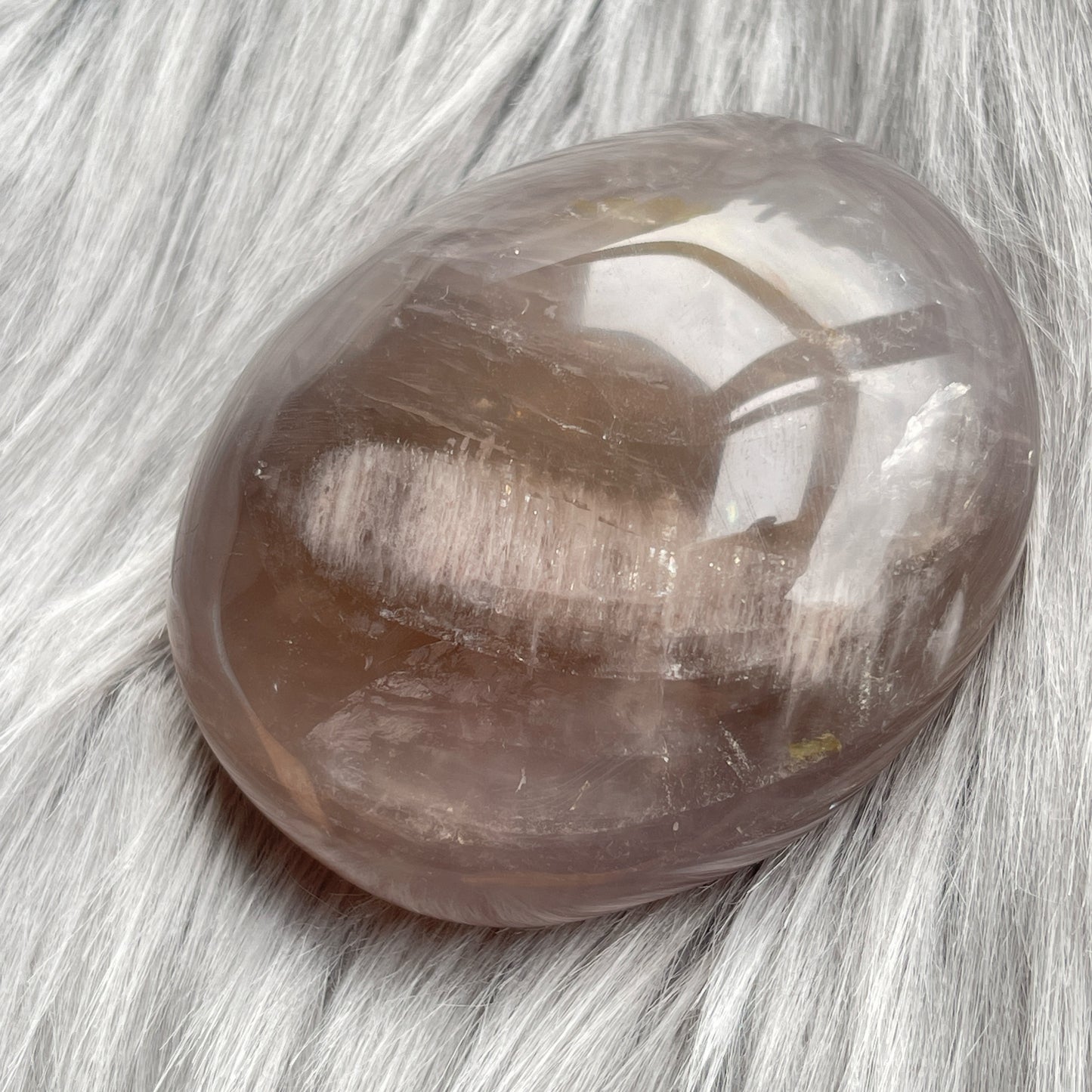 藍粉晶手把 馬達加斯加粉晶由於經過千億年地殼運動的擠壓,從而在其內部產生冰裂和棉絮,這絕不是瑕疵。 粉晶能教導我們更愛自己,好好愛自己能夠吸引到正面好姻緣❤️ -鬆弛緊張情緒,保持開朗心境 -軟化憤怒情緒,和解衝突 -展現溫柔和諧的愛,增加親和力 -增進人際關係