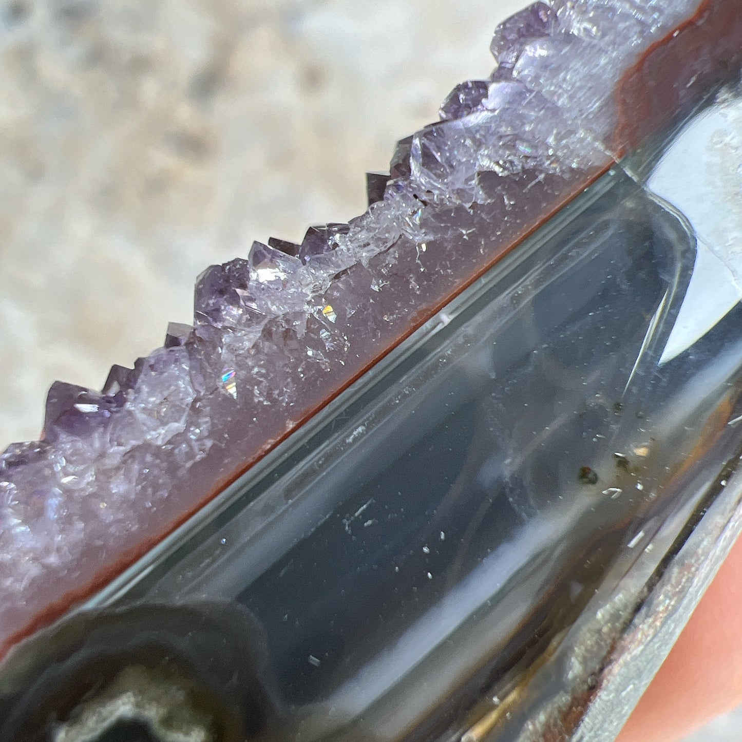 紫水晶 -代表著智慧,幫助頭腦清晰 -增加機智,提高直覺力與潛意識 -有助思考,激發創意,加強記憶力 -有「社交之石」之稱,有助於常遇貴人 -紫色光招引人緣及貴人,具有中國風水學裡「因貴得財」之意。 -加強包容心、容忍性 -舒緩緊張情緒,鎮定安神