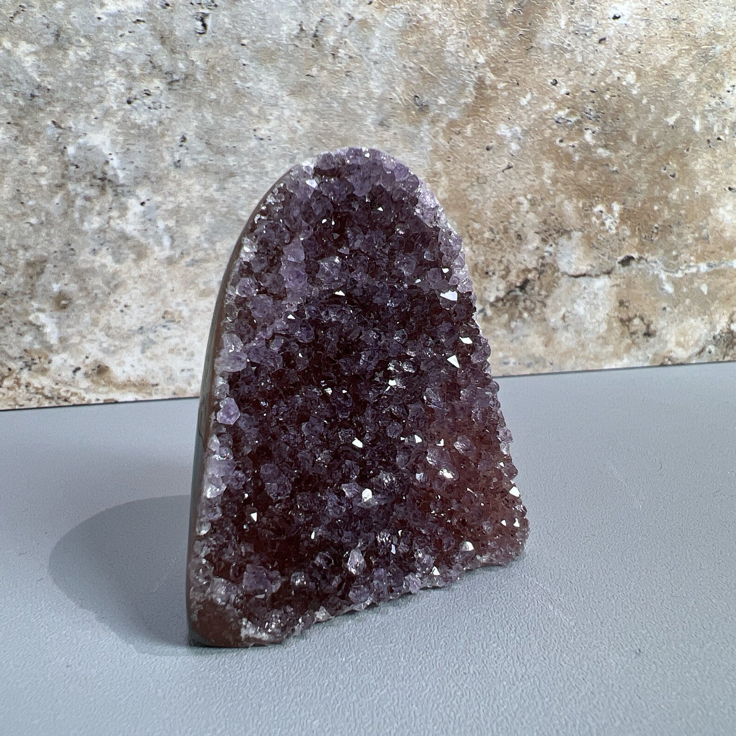 紫水晶 -代表著智慧,幫助頭腦清晰 -增加機智,提高直覺力與潛意識 -有助思考,激發創意,加強記憶力 -有「社交之石」之稱,有助於常遇貴人 -紫色光招引人緣及貴人,具有中國風水學裡「因貴得財」之意。 -加強包容心、容忍性 -舒緩緊張情緒,鎮定安神