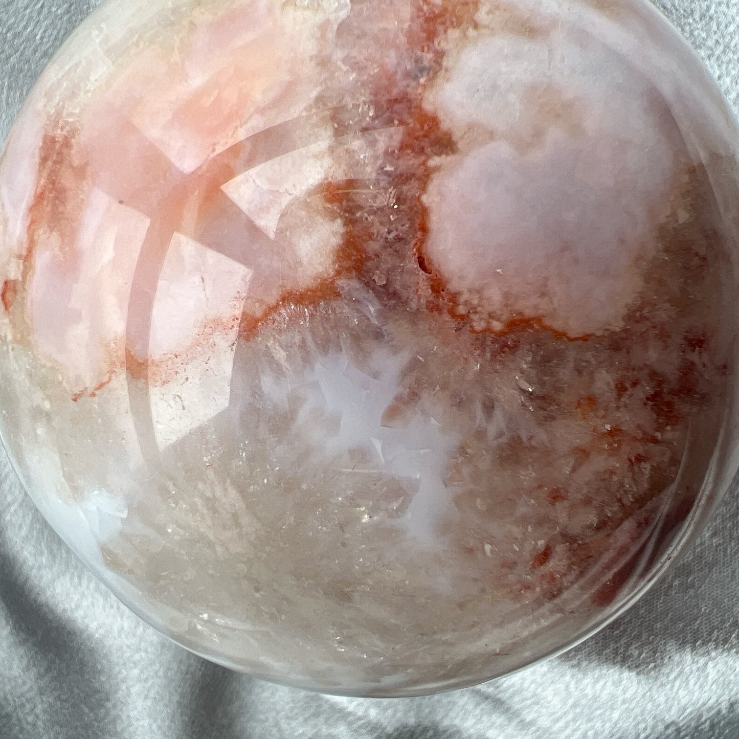 紅玉髓櫻花瑪瑙球 紅玉髓屬於玉髓的一種變體,因摻雜氧化鐵而顯色。紅玉髓的顏色多樣,色澤最亮的顯橙白色,而最暗的接近黑色。 紅玉髓是貴族的象徵,作為瑪瑙中的一類,是瑪瑙中的貴族🤴🏻👸🏻早在新石氣時代早期的保加利亞,紅色的玉髓就被用做寶珠。 -加強血液循環 -激發勇氣,活力 -改掉懶惰和冷漠的態度 -對改善易怒的情緒有幫助 瑪瑙-Agate品種繁多,整個瑪瑙家族十分龐大。其中一種瑪瑙充滿溫柔優雅之美,深受女仕們喜愛,就是櫻花瑪瑙 - Blossoms Agate🌸 櫻花瑪瑙被視為寶石中的「第三眼」,靈性十足,象徵友善與愛心,也代表希望。 櫻花瑪瑙晶體內含粉白色、猶如朵朵盛開之櫻花的共生礦,每枝形態獨一無二,為人帶來溫柔細膩的內涵,會令人要停下來慢慢欣賞佢嘅美。 -能令人精神放鬆,減少失眠症狀 -瑪瑙具有平衡,穩定及保護的作用 -也是護身符及辟邪物,有保平安功效 -瑪瑙維持身心和諧,增強愛、忠誠及勇氣