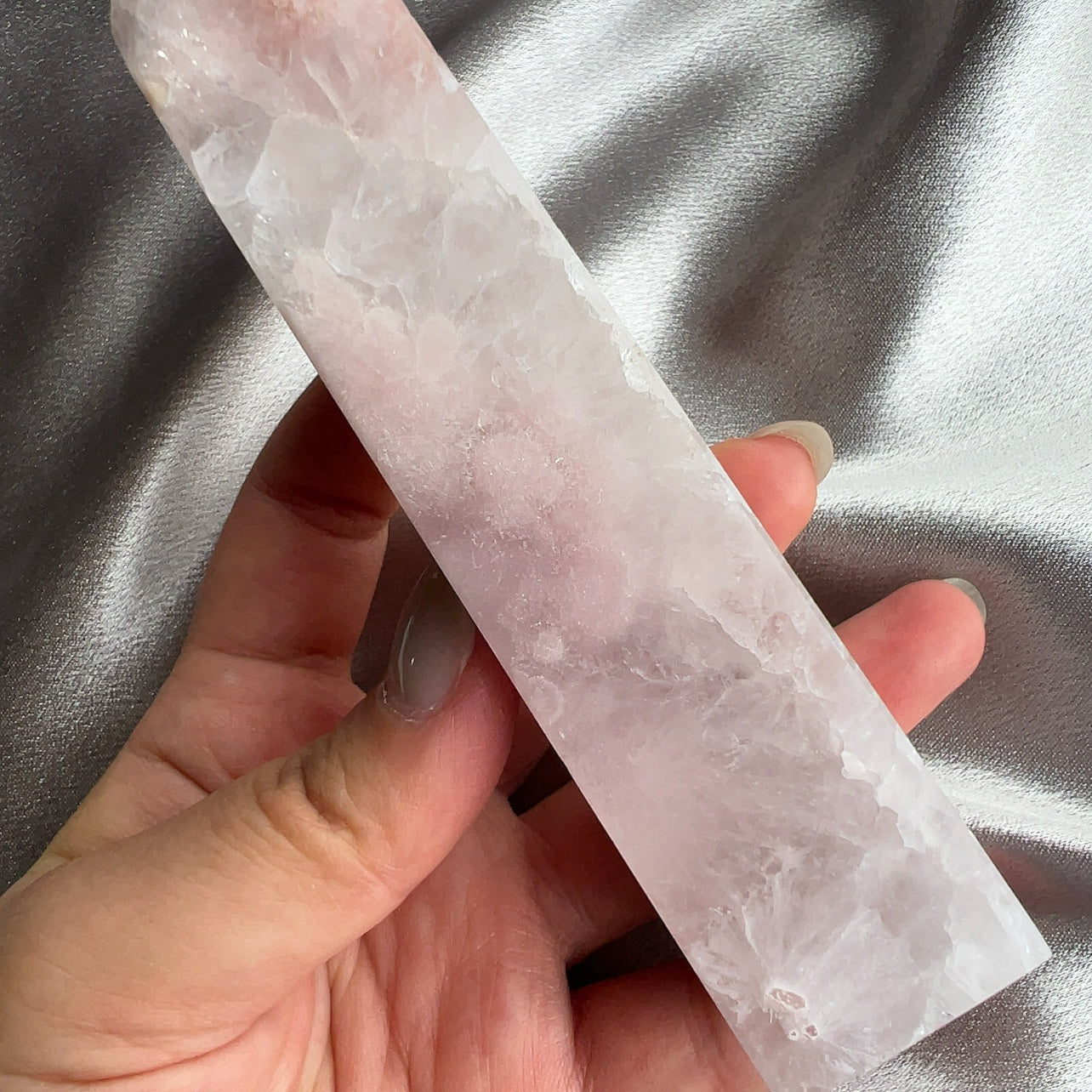櫻花瑪瑙柱 瑪瑙-Agate品種繁多,整個瑪瑙家族十分龐大。其中一種瑪瑙充滿溫柔優雅之美,深受女仕們喜愛,就是櫻花瑪瑙 - Blossoms Agate🌸 櫻花瑪瑙被視為寶石中的「第三眼」,靈性十足,象徵友善與愛心,也代表希望。 櫻花瑪瑙晶體內含粉白色、猶如朵朵盛開之櫻花的共生礦,每枝形態獨一無二,為人帶來溫柔細膩的內涵,會令人要停下來慢慢欣賞佢嘅美。 -能令人精神放鬆,減少失眠症狀 -瑪瑙具有平衡,穩定及保護的作用 -也是護身符及辟邪物,有保平安功效 -瑪瑙維持身心和諧,增強愛、忠誠及勇氣