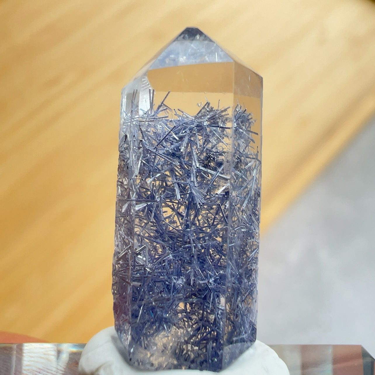 藍線石 -全清晶,質素靚靚 -其蔚藍色澤能帶給人平靜、安穩及喜悅 -擺脫負面思想,緩解情緒,增加正能量 -增加面對困難和挑戰的自信勇氣和積極處事的態度 -提升說話技巧,改善人際關係 -能啟發智慧,加強創意力和腦部思維