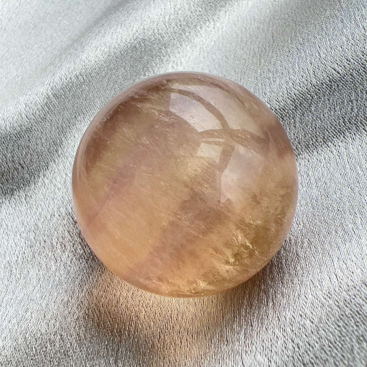 糖果色螢石球 螢石是不可或缺的晶石之一,除左螢石有豐富嘅色彩和好高的觀賞價值之外,放她在工作枱亦都可以時時刻刻緩解煩躁的情緒,有助減低壓力,去除人體積累的負能量,同時亦可以減低電子器材發出的輻射。 -螢石 -幫助頭腦保持清晰 -提升注意力集中 -適合常常用腦ge 朋友同同學仔